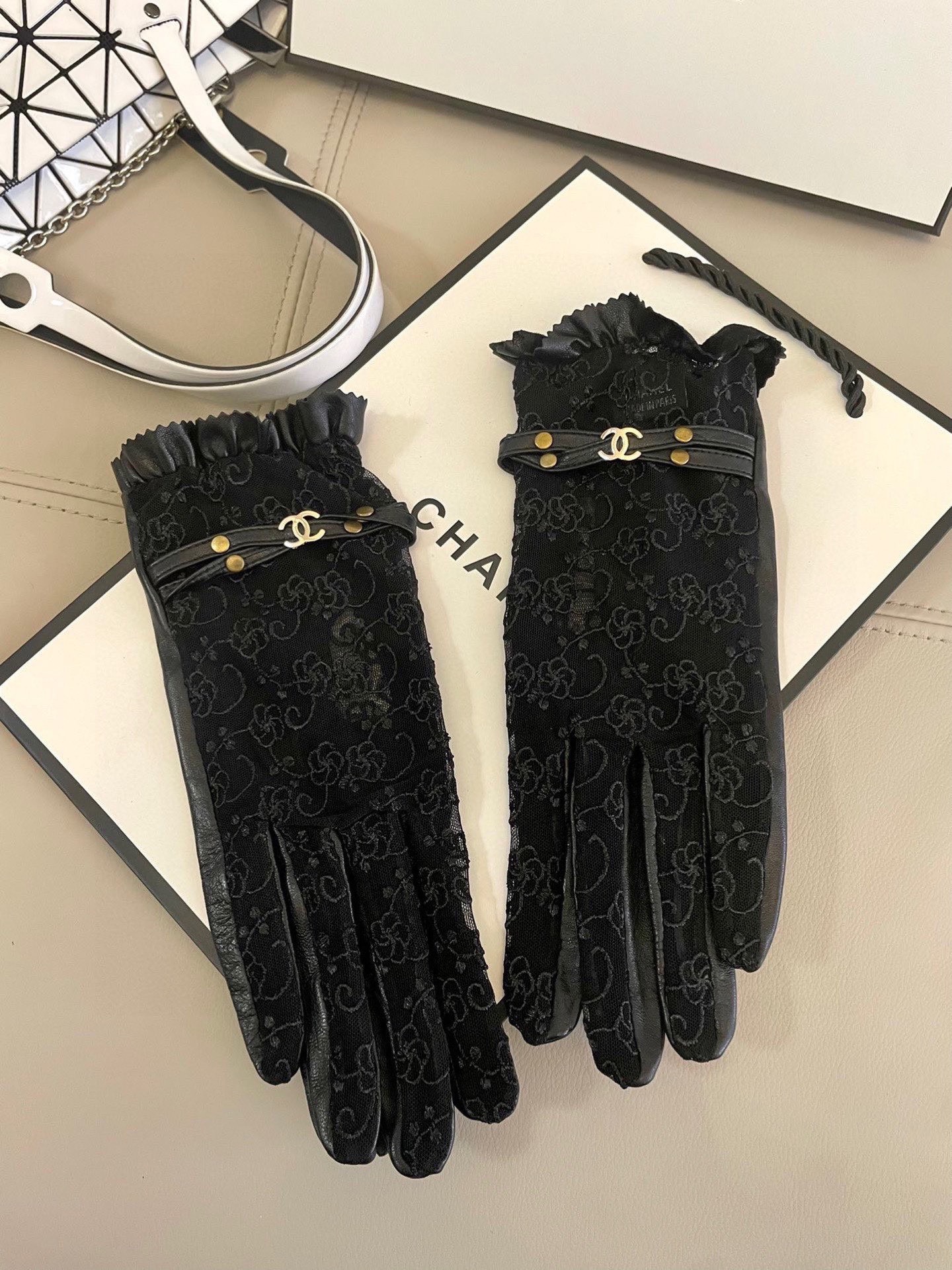 NO:659632,Chanel~Chanel's latest lace mesh fashion gloves, full of femininity, one-size-fits-all gloves, gloves, chanel, chanel, gloves19860909香奈儿～Chanel最新款蕾丝网纱时尚手套 女人味十足 均码手套,手套,chanel,chanel,gloves,accessory