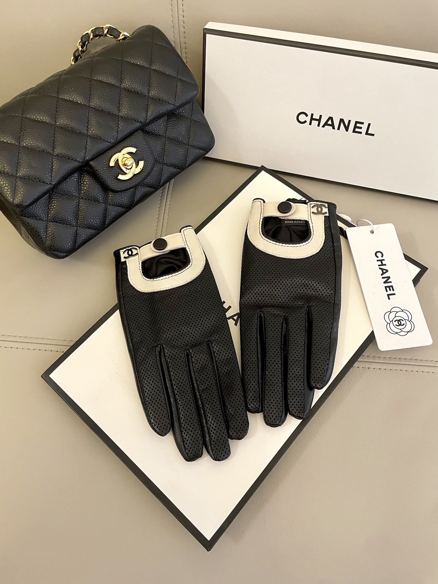 NO:659643,Popular style has arrived. Chanel's popular women's leather gloves, first-grade sheepskin, simple and elegant static style with small LOGO buckle, super soft and cashmere lining for comfortable wearing gloves, gloves, chanel, sheepskin, gloves19860909爆款到货 Chanel火爆朋友圈的女式真皮手套,一级羊皮 简单大方的静面款式添加小LOGO扣,超柔加羊绒内里佩戴舒适手套,手套,chanel,sheepskin,gloves,accessory