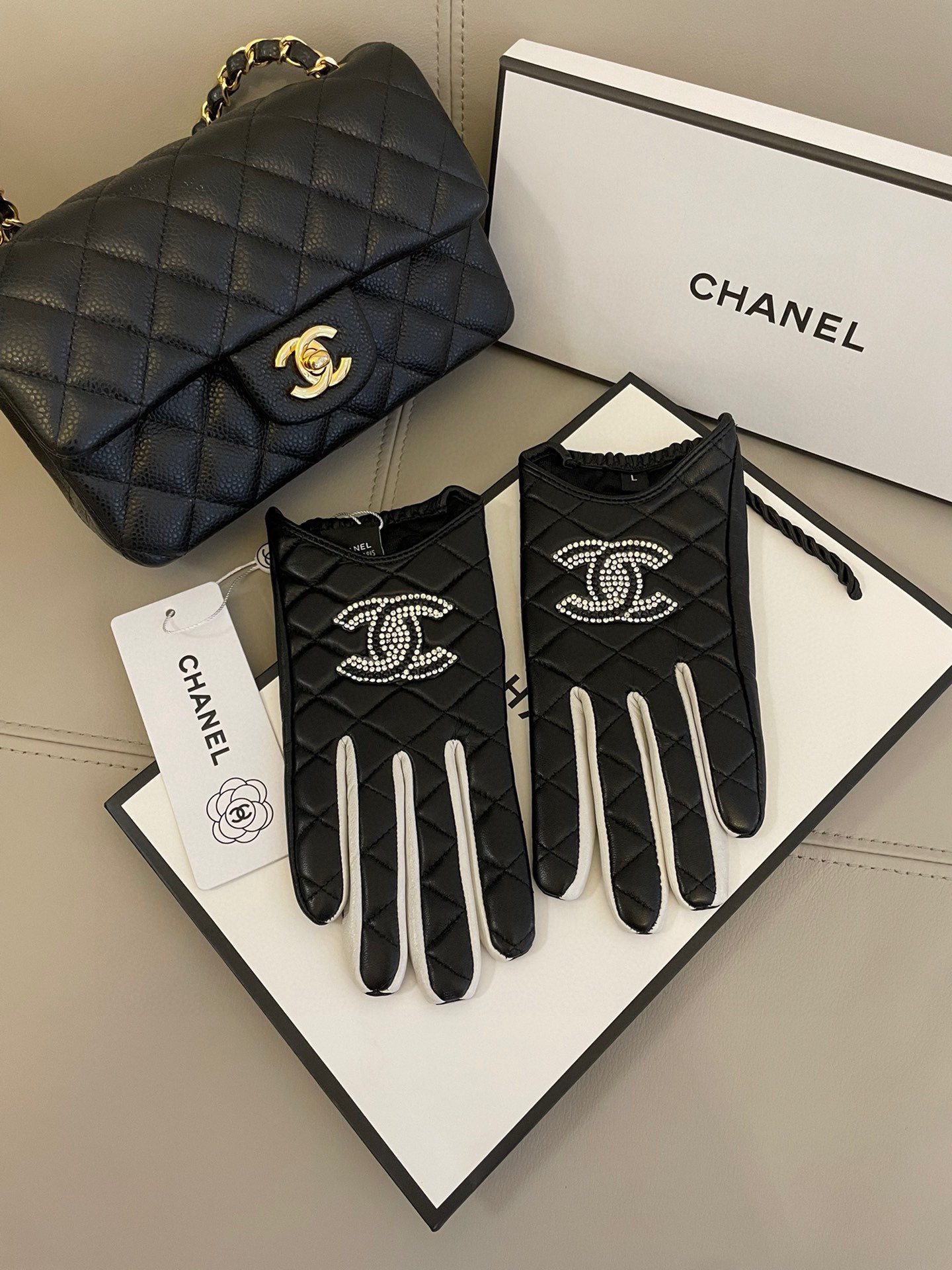 NO:659645,Chanel European new model [top original order] women's high-end half-finger gloves. 100% imported sheepskin. The leather is smooth, delicate and soft. The feel is first-class. Look for the imported sheepskin. The unique feel. Original golden camellia flowers. Top-notch workmanship. No details are spared. Authentic open edition. Size L gloves, gloves, chanel, sheepskin, gloves19860909Chanel欧洲新款【顶级原单】女士高档半指手套 百分百选用进口羊皮 皮质光滑细腻柔软 手感一流认准进口羊皮特有手感原版金色山茶花朵顶级做工任何细节都不放过正品开版 码数L手套,手套,chanel,sheepskin,gloves,accessory