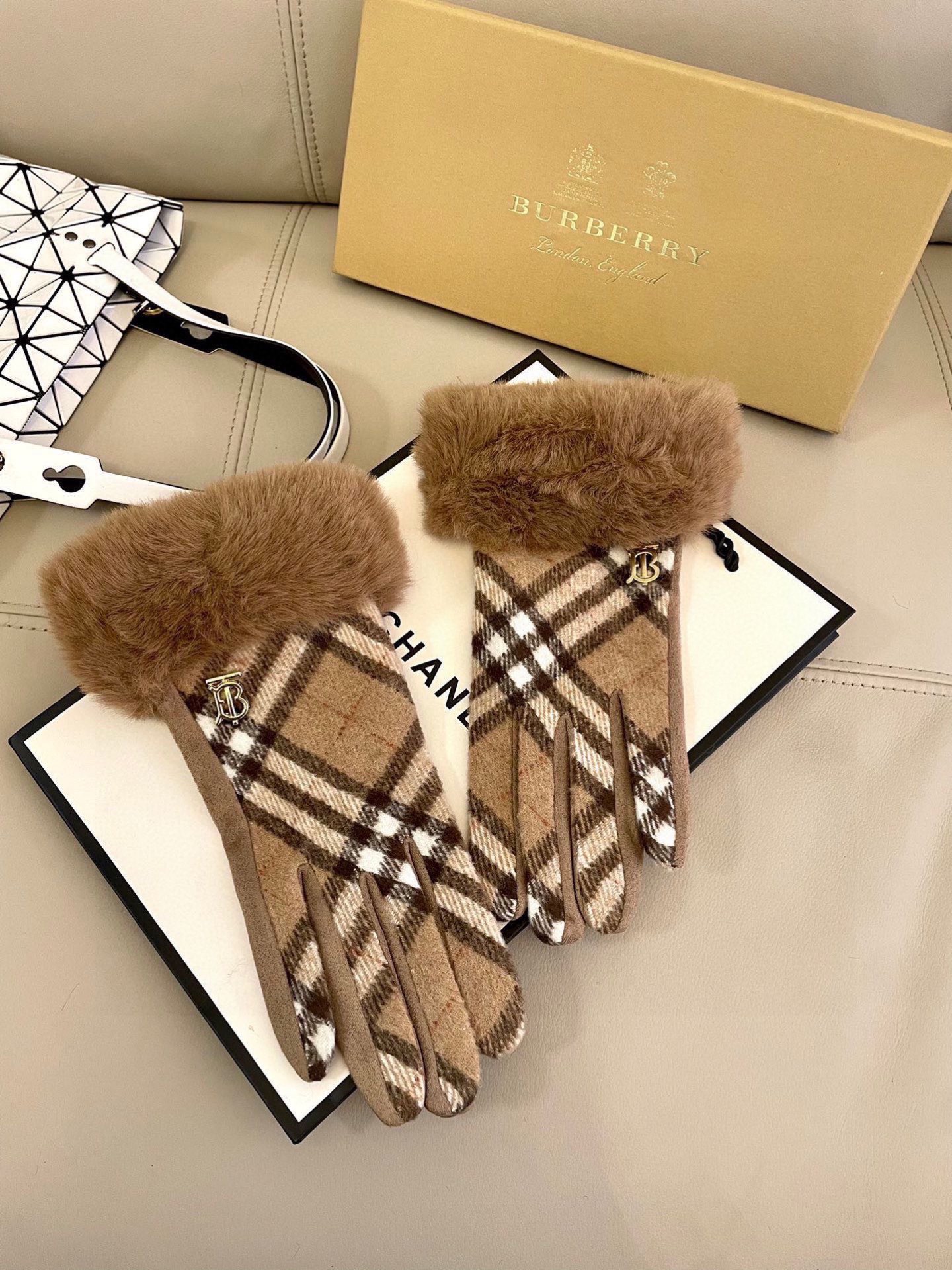NO:659650,Burberry's new wool gloves feel softer, finer and creamier. They are skin-friendly, have better heat retention and natural dyes, and are dyed at low temperature. They present the purest, richest and fullest colors. The color fastness has been tested and have excellent warmth retention. They are soft to the touch and feel velvety and velvet to the touch. The most important functions are touch screen gloves and quality levers. With 2-finger touch screen. One-size-fits-all gloves, gloves, burberry, gloves.19860909巴宝莉新款羊毛手套 手感更软细糯腻 亲肤,保性暖更好天然染料,低温染色 呈最现纯粹,浓郁饱的满颜色,色牢度经检过测,保暖性极佳 柔软的触感,摸起来带绒有绒感,令人爱释不手.最主要的能功是触屏手套、质杠量杆滴 .带2指触屏 码数 均码手套,手套,burberry,gloves,accessory