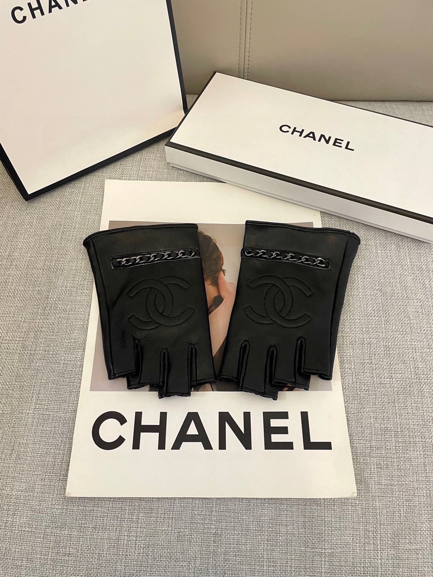 NO:659653,Chanel Chanel European new model [top original order] women's high-end half-finger gloves, Chanel royal gloves, top-notch workmanship, no details spared original custom hardware, purchasing agent level, with Chanel packaging size L gloves, gloves, chanel, chanel, gloves19860909香奈儿Chanel欧洲新款【顶级原单】女士高档半指手套 香奈儿御用手套 顶级做工任何细节都不放过原版定制五金 代购级别 配Chanel包装码数L手套,手套,chanel,chanel,gloves,accessory
