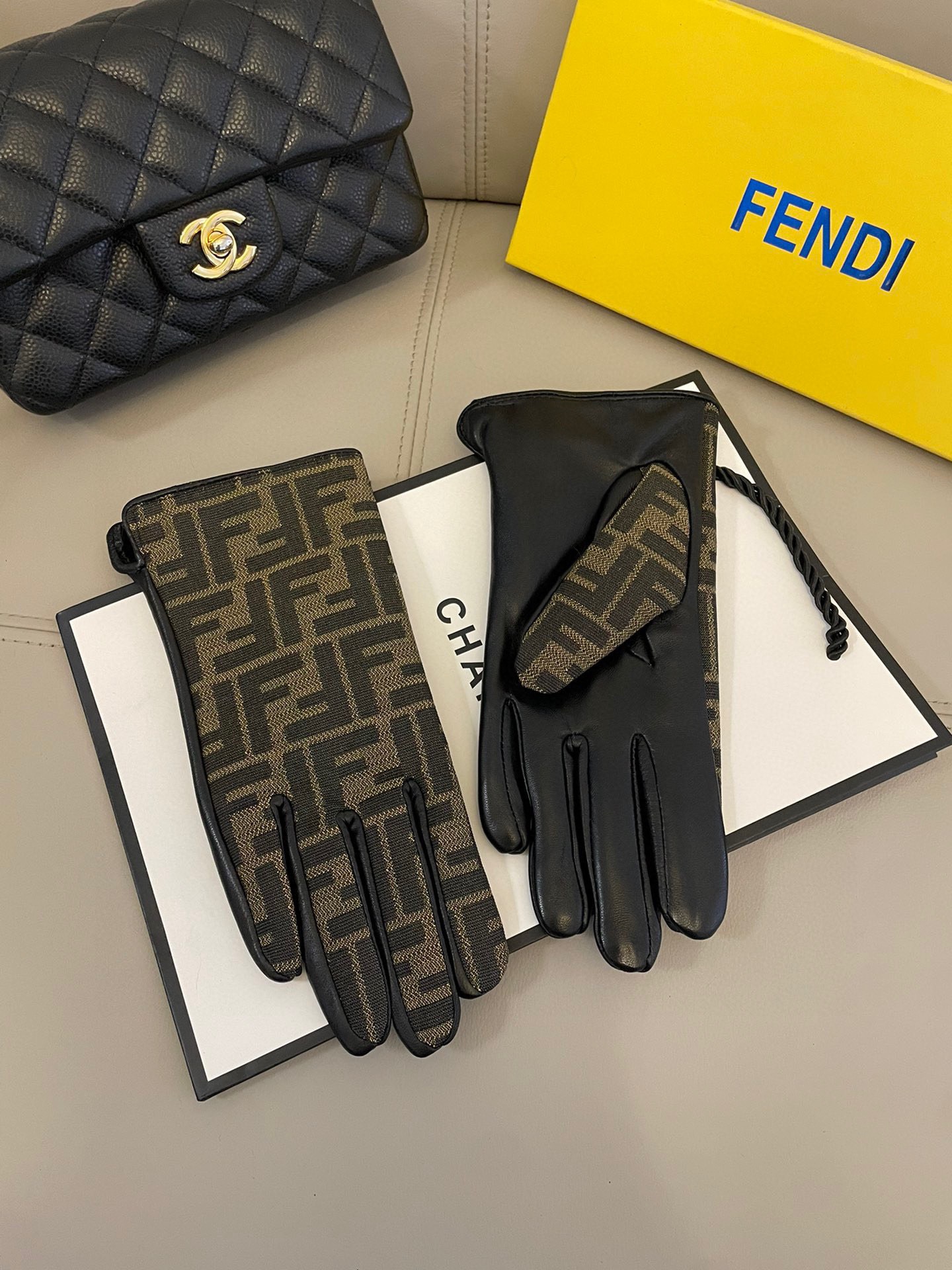 NO:659659,Fendi's new cloth and leather gloves can touch the screen and look great with cashmere coats in autumn and winter. Selected high-quality cotton sheepskin is soft and delicate. It has particularly good thermal insulation effect. Quality assurance. Fine workmanship. Lined with velvet lining. One-size-fits-all gloves, gloves, fendi, sheepskin, gloves19860909芬迪新款布配皮手套 可触屏秋冬季搭配羊绒大衣超好看 精选优质棉羊皮柔软细腻 保暖效果特别好品质保证 做工细致 内里绒里 码数均码手套,手套,fendi,sheepskin,gloves,accessory
