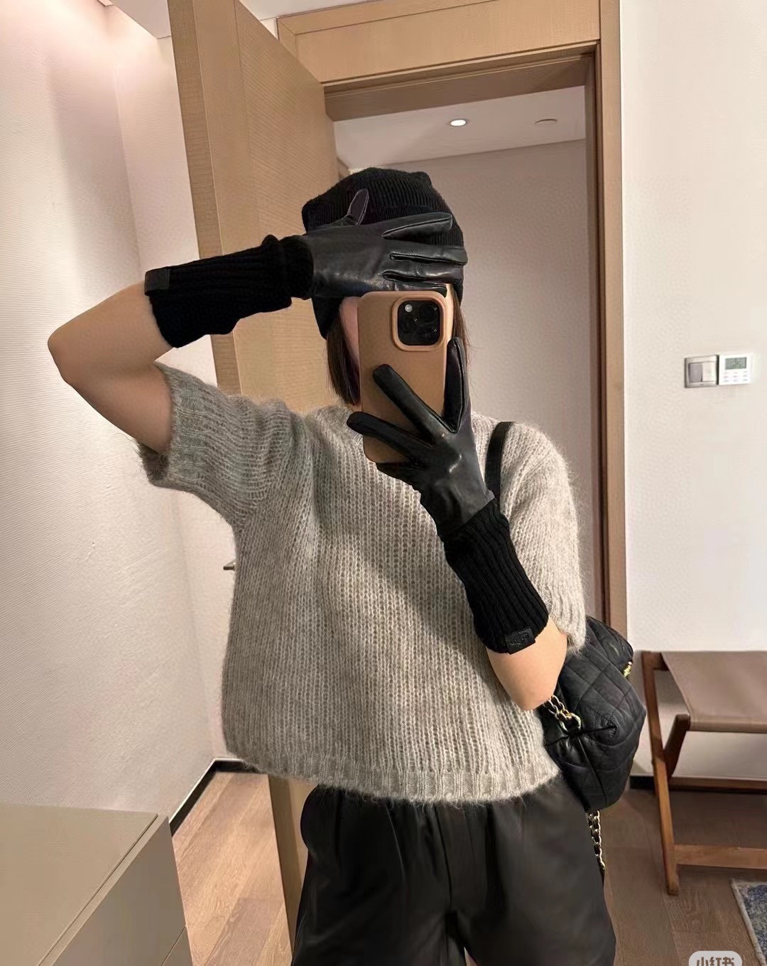 NO:659673,Viviennewestwoo*d Saturn Sheepskin and Wool Gloves. There are two ways to wear them. They can be worn daily when going out. The gloves can be turned into long ones in seconds. They can also be matched with short sleeves. One-size-fits-all gloves, gloves, T-shirts, sheepskin, gloves.19860909西太后viviennewestwoo*d土星羊皮配羊毛手套 两种戴法翻下来就是日常出门的佩戴 打开秒变长手套 搭配短袖也能美美的 码数均码手套,手套,T-shirt,sheepskin,gloves,accessory