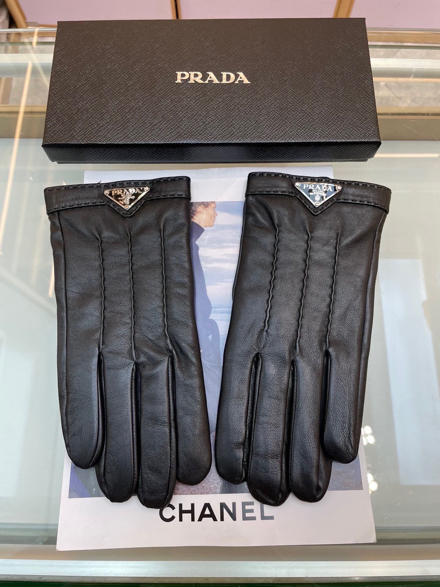 NO:659670,Prada's European new model [top original order] men's high-end gloves, 100% made of imported sheepskin, the leather is smooth, delicate and soft, the feel is first-class, look for the imported sheepskin, the unique feel, the original golden camellia flower, top-notch workmanship, no details are spared, the authentic version, the code number Xl Xxl gloves, gloves, prada, sheepskin, gloves19860909普拉达欧洲新款【顶级原单】男士高档手套 百分百选用进口羊皮 皮质光滑细腻柔软 手感一流认准进口羊皮特有手感原版金色山茶花朵顶级做工任何细节都不放过正品开版 码数 Xl Xxl手套,手套,prada,sheepskin,gloves,accessory
