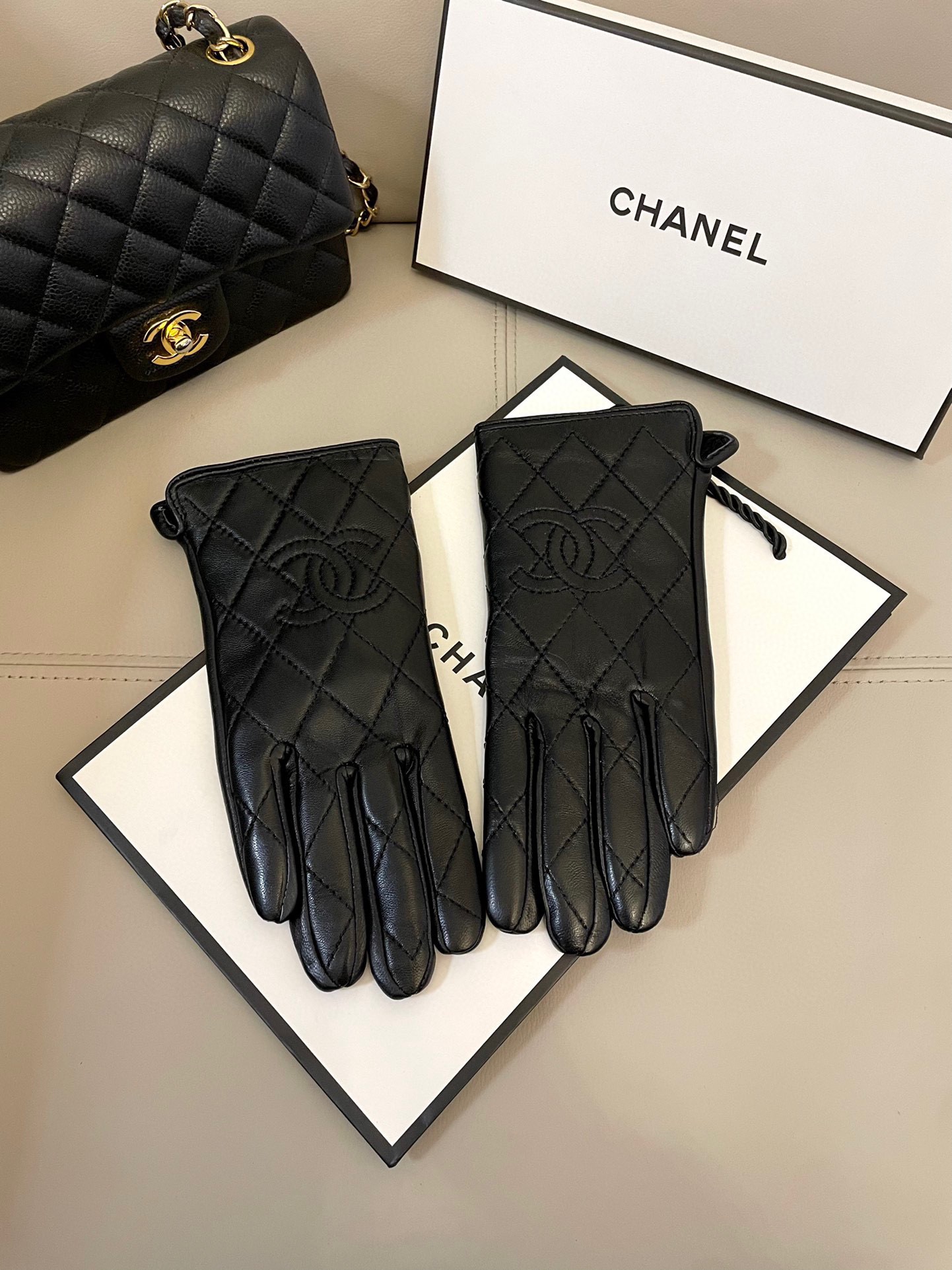 NO:659676,Chanel's new women's gloves, first-grade sheepskin, ultra-thin leather, soft and comfortable, special hand shape, superior texture, size, one-size-fits-all gloves, gloves, chanel, sheepskin, gloves19860909Chanel新款女士手套 一级羊皮 皮质超薄柔软舒适 特显手型 质感超群 码数 均码手套,手套,chanel,sheepskin,gloves,accessory