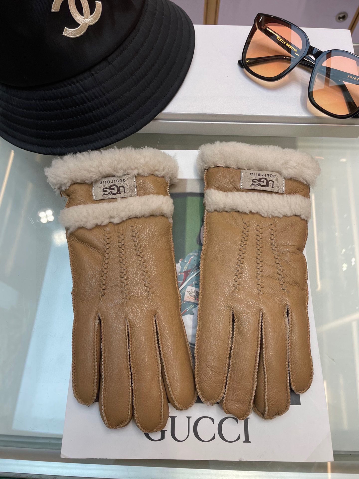 NO:659689,70 UGG women's winter warm sheepskin gloves, warm in one second, gorgeous and luxurious, a must-have for gifts~~~~~The hands-on picture is stunning. Little fairies must have gloves, gloves, sheepskin, and gloves1986090970 UGG女士手套冬季保暖羊皮毛一体 一秒即暖 华丽奢侈,送礼必备~~~~~上手图美极啦 小仙女必备手套,手套,sheepskin,gloves,accessory