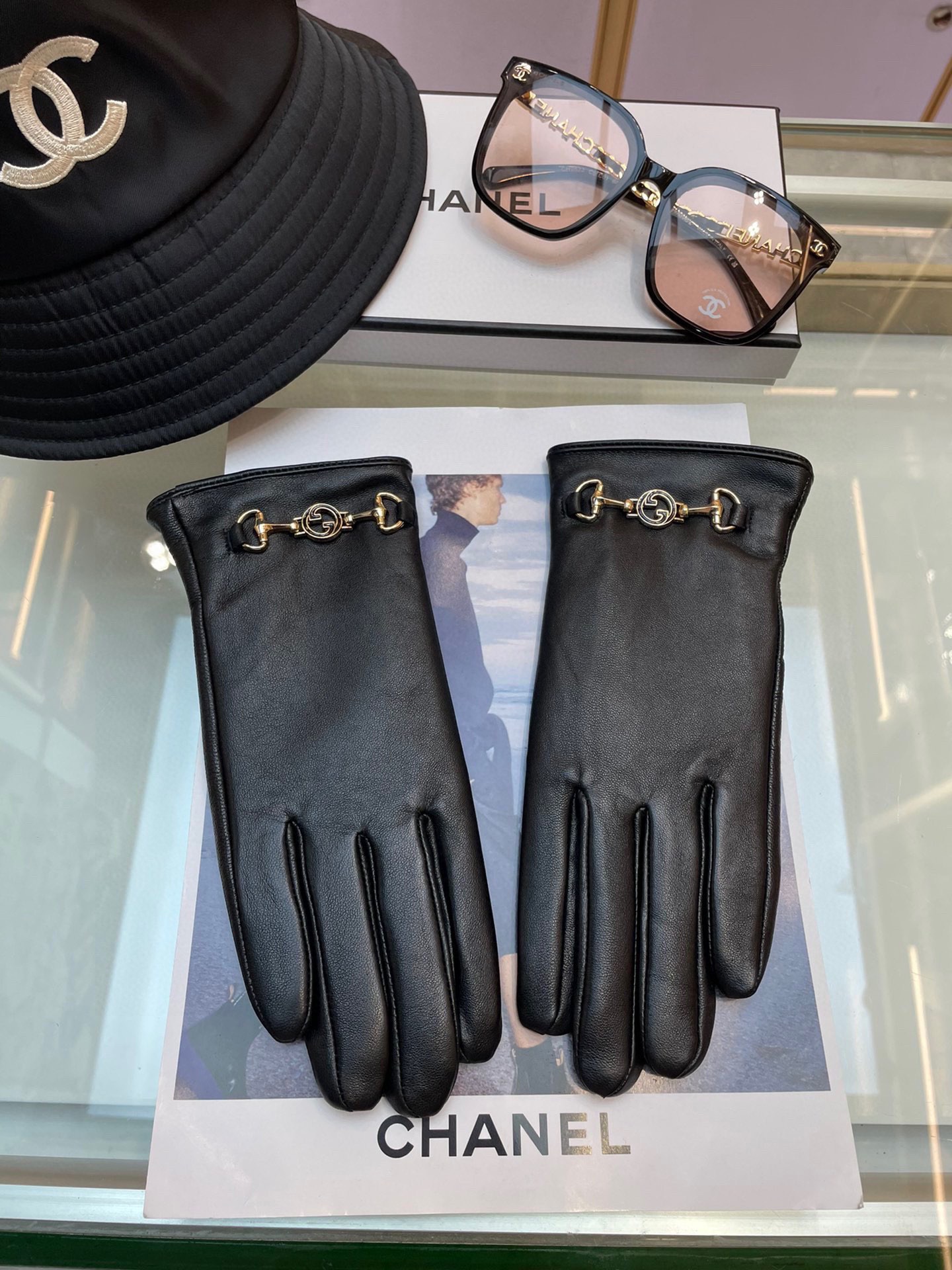 NO:659697,Gucci's new women's genuine leather gloves are made of touch-screen sheepskin imported from Ethiopia. The simple and elegant style adds a small LOGO buckle. The super soft velvet lining is comfortable to wear. Size M L gloves, gloves, gucci, sheepskin, gloves19860909Gucci新款女式真皮手套,采用埃塞俄比亚进口触屏羊皮,简单大方的款式添加小LOGO扣,超柔加绒内里佩戴舒适 码数M L手套,手套,gucci,sheepskin,gloves,accessory