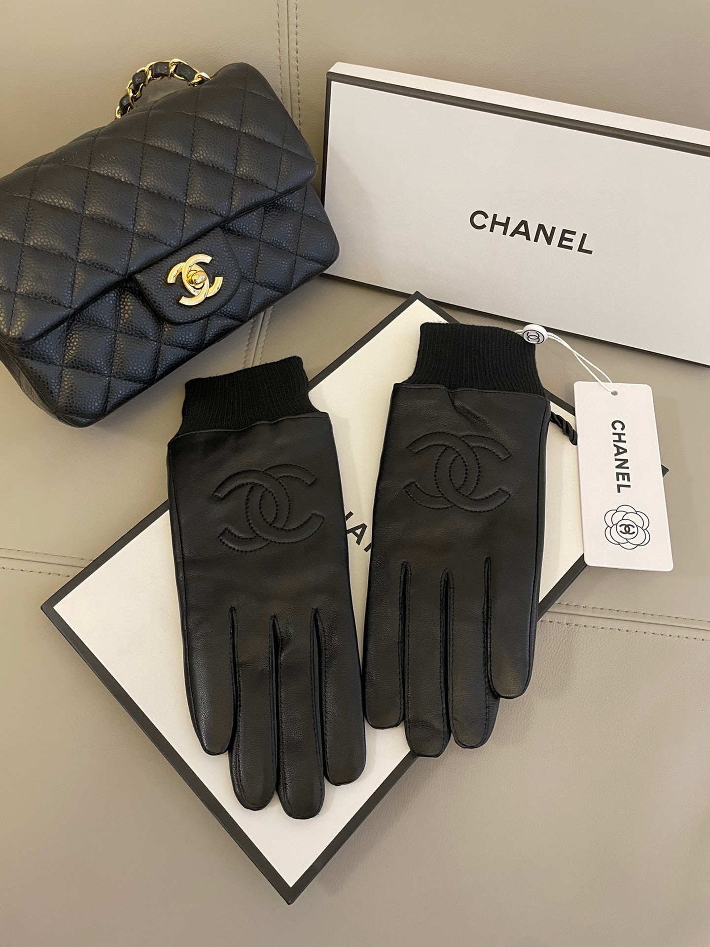 NO:659703,Popular style has arrived. Chanel's popular women's leather gloves, first-grade sheepskin, simple and elegant static style with small LOGO buckle, super soft and cashmere lining for comfortable wearing gloves, gloves, chanel, sheepskin, gloves19860909爆款到货 Chanel火爆朋友圈的女式真皮手套,一级羊皮 简单大方的静面款式添加小LOGO扣,超柔加羊绒内里佩戴舒适手套,手套,chanel,sheepskin,gloves,accessory