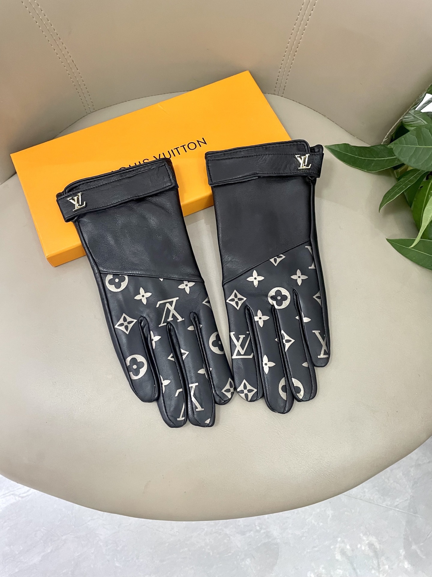 NO:659685,Popular style has arrived. Lv's popular women's leather gloves in the circle of friends, first-class sheepskin, simple and elegant static style with small LOGO buckle, super soft and cashmere lining for comfortable wearing gloves, gloves, louis vuitton, sheepskin, gloves19860909爆款到货 Lv火爆朋友圈的女式真皮手套,一级羊皮 简单大方的静面款式添加小LOGO扣,超柔加羊绒内里佩戴舒适手套,手套,louis vuitton,sheepskin,gloves,accessory