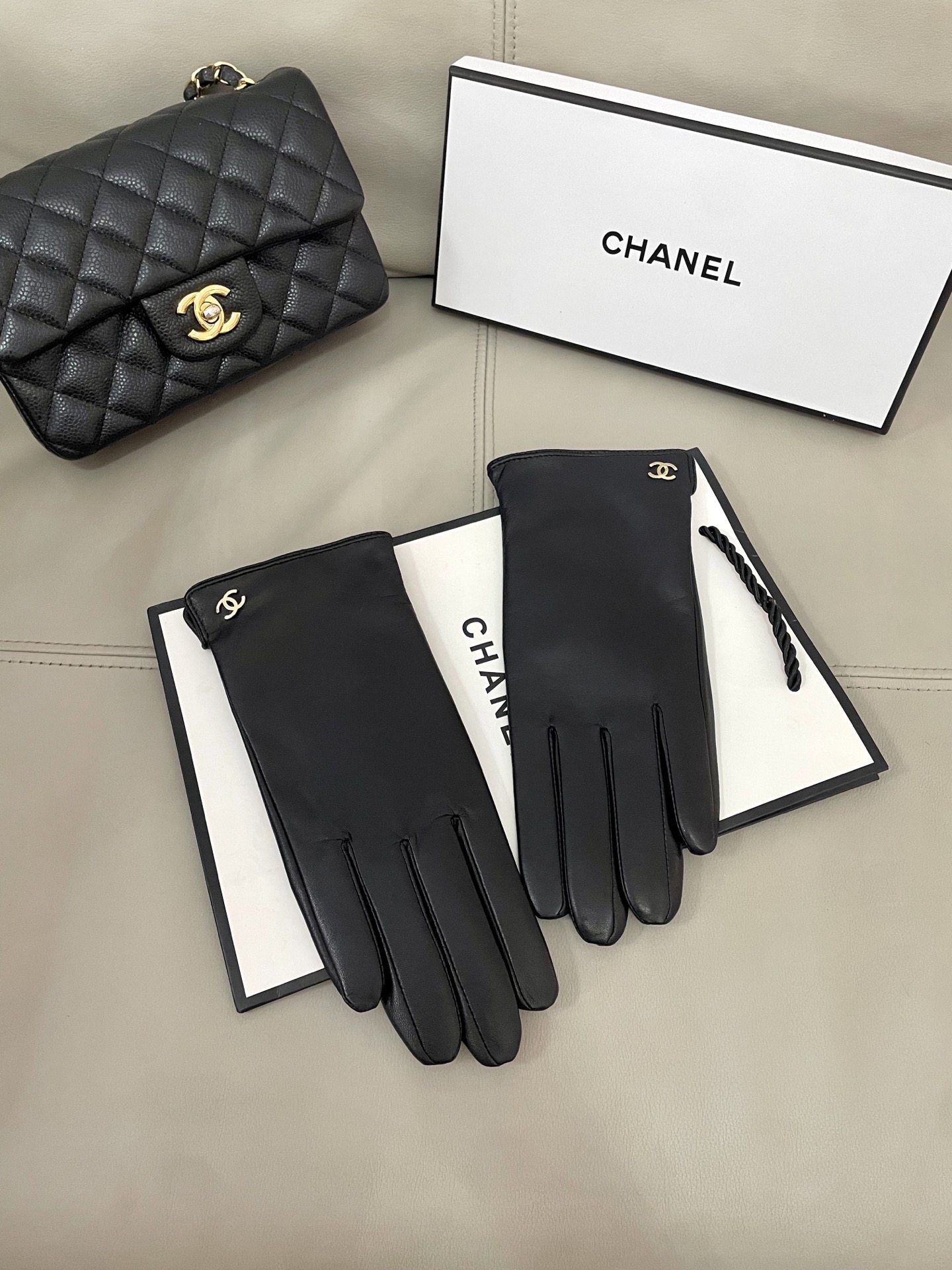 NO:659686,Chanel's hot style arrives [top original order] The official website synchronizes the new high-end sheepskin gloves for women, which are 100% made of imported lambskin. Sheep silk lining. The leather is bright and full, soft and delicate. The feel is first-class. Look for the imported sheepskin with a unique feel. Original hardware. Top-notch workmanship. No detail is spared. Genuine version. Purchasing level. Counter one to one. Comes with packaging box. Size L gloves, gloves, chanel, sheepskin, gloves.19860909Chanel爆款到【顶级原单】官网同步女士新款高档羊皮手套百分百选用进口小羊皮 内里羊丝里 皮质光泽鲜亮饱满 柔软细腻 手感一流认准进口羊皮特有手感原版五金 顶级做工任何细节都不放过正品开版 代购级别 专柜一比一 配包装盒 码数L手套,手套,chanel,sheepskin,gloves,accessory