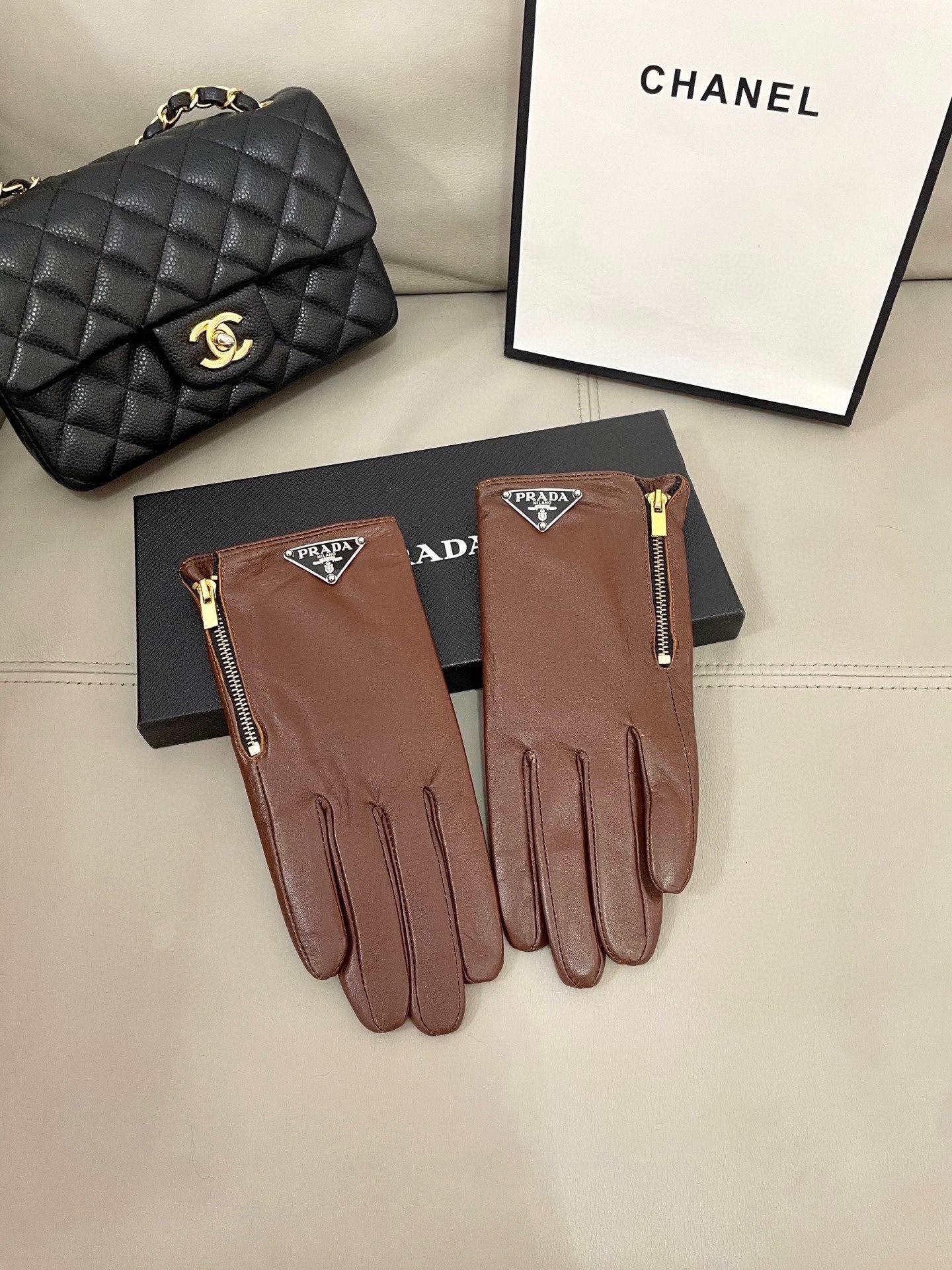 NO:659693,Prada's new women's gloves, first-grade sheepskin, ultra-thin leather, soft and comfortable, special hand shape, superior texture, size, one-size-fits-all gloves, gloves, prada, sheepskin, gloves19860909普拉达新款女士手套 一级羊皮 皮质超薄柔软舒适 特显手型 质感超群 码数 均码手套,手套,prada,sheepskin,gloves,accessory