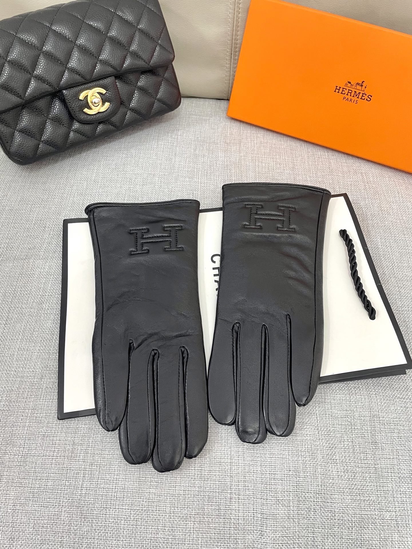 NO:702001,Hermès new women's gloves, first-grade sheepskin, ultra-thin leather, soft and comfortable, special hand shape, superior texture, size, one-size-fits-all gloves, gloves, hermes, sheepskin, gloves19860909爱马仕新款女士手套 一级羊皮 皮质超薄柔软舒适 特显手型 质感超群 码数 均码手套,手套,hermes,sheepskin,gloves,accessory