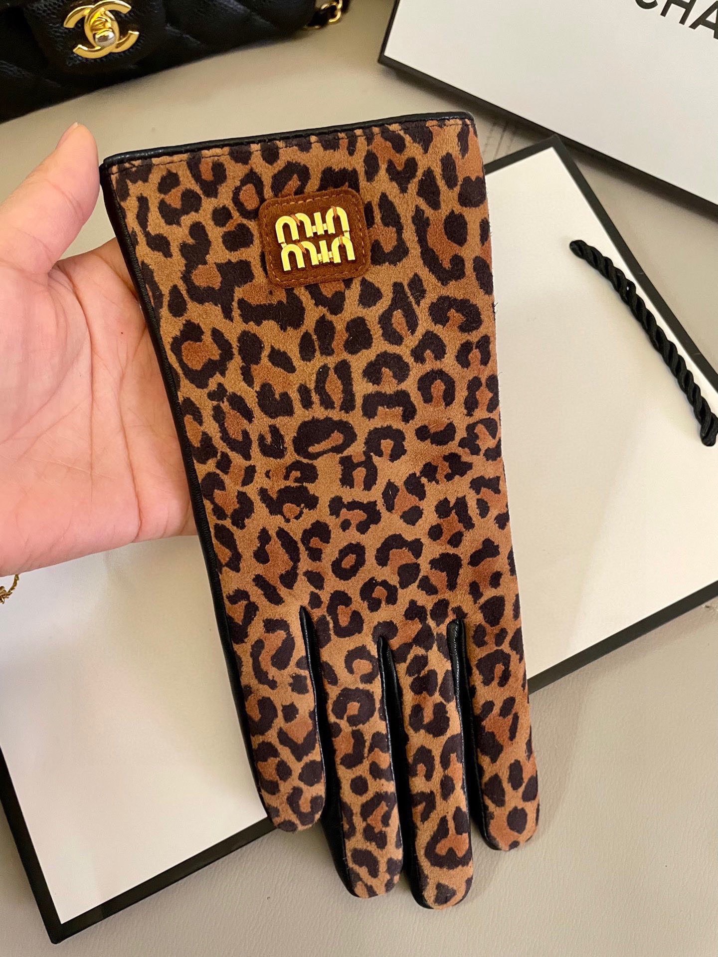 Miu Miu 缪缪 女士新款高档鹿茸皮搭配羊皮 不可错过 羊绒内里保暖更佳 面料超柔 做工 任何细节都不放过 开版