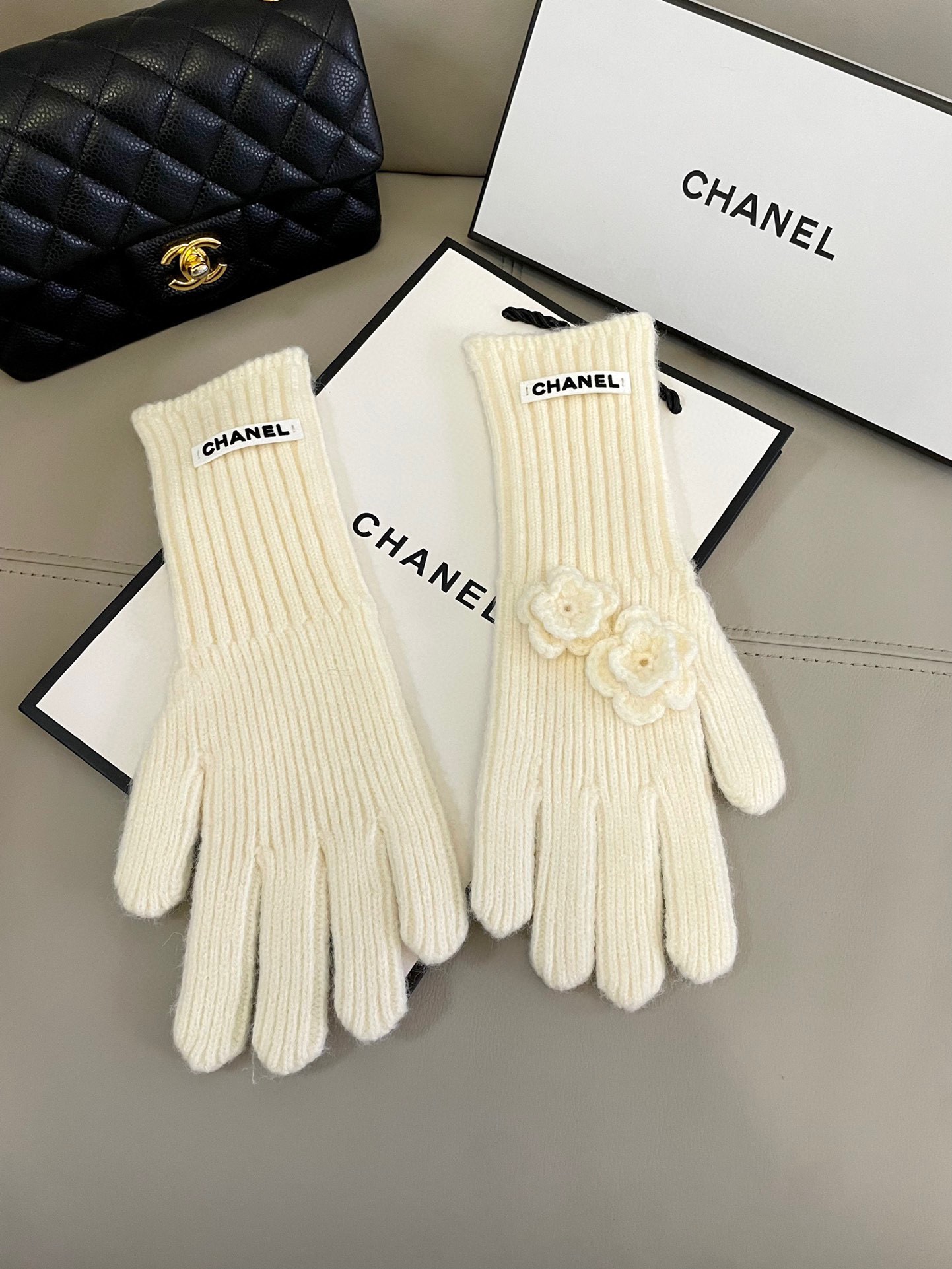 NO:701977,Chanel's new wool gloves feel softer, finer and creamier. They are skin-friendly, have better heat retention and natural dyes, and are dyed at low temperature. They present the purest, richest and fullest colors. The color fastness has been tested and have excellent warmth retention. They are soft to the touch and feel velvety and velvety to the touch, making you want to put them down. The most important functions are touch screen gloves and quality levers. With 2-finger touch screen. One-size-fits-all gloves, gloves, chanel, gloves.19860909香奈儿新款羊毛手套 手感更软细糯腻 亲肤,保性暖更好天然染料,低温染色 呈最现纯粹,浓郁饱的满颜色,色牢度经检过测,保暖性极佳 柔软的触感,摸起来带绒有绒感,令人爱释不手.最主要的能功是触屏手套、质杠量杆滴 .带2指触屏 码数 均码手套,手套,chanel,gloves,accessory