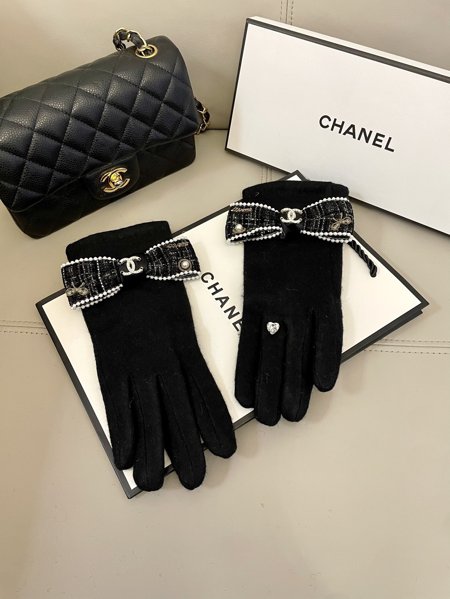 NO:701986,Chanel's new wool gloves feel softer, finer and creamier. They are skin-friendly, have better heat retention and natural dyes, and are dyed at low temperature. They present the purest, richest and fullest colors. The color fastness has been tested and have excellent warmth retention. They are soft to the touch and feel velvety and velvety to the touch, making you want to put them down. The most important functions are touch screen gloves and quality levers. With 2-finger touch screen. One-size-fits-all gloves, gloves, chanel, gloves.19860909香奈儿新款羊毛手套 手感更软细糯腻 亲肤,保性暖更好天然染料,低温染色 呈最现纯粹,浓郁饱的满颜色,色牢度经检过测,保暖性极佳 柔软的触感,摸起来带绒有绒感,令人爱释不手.最主要的能功是触屏手套、质杠量杆滴 .带2指触屏 码数 均码手套,手套,chanel,gloves,accessory