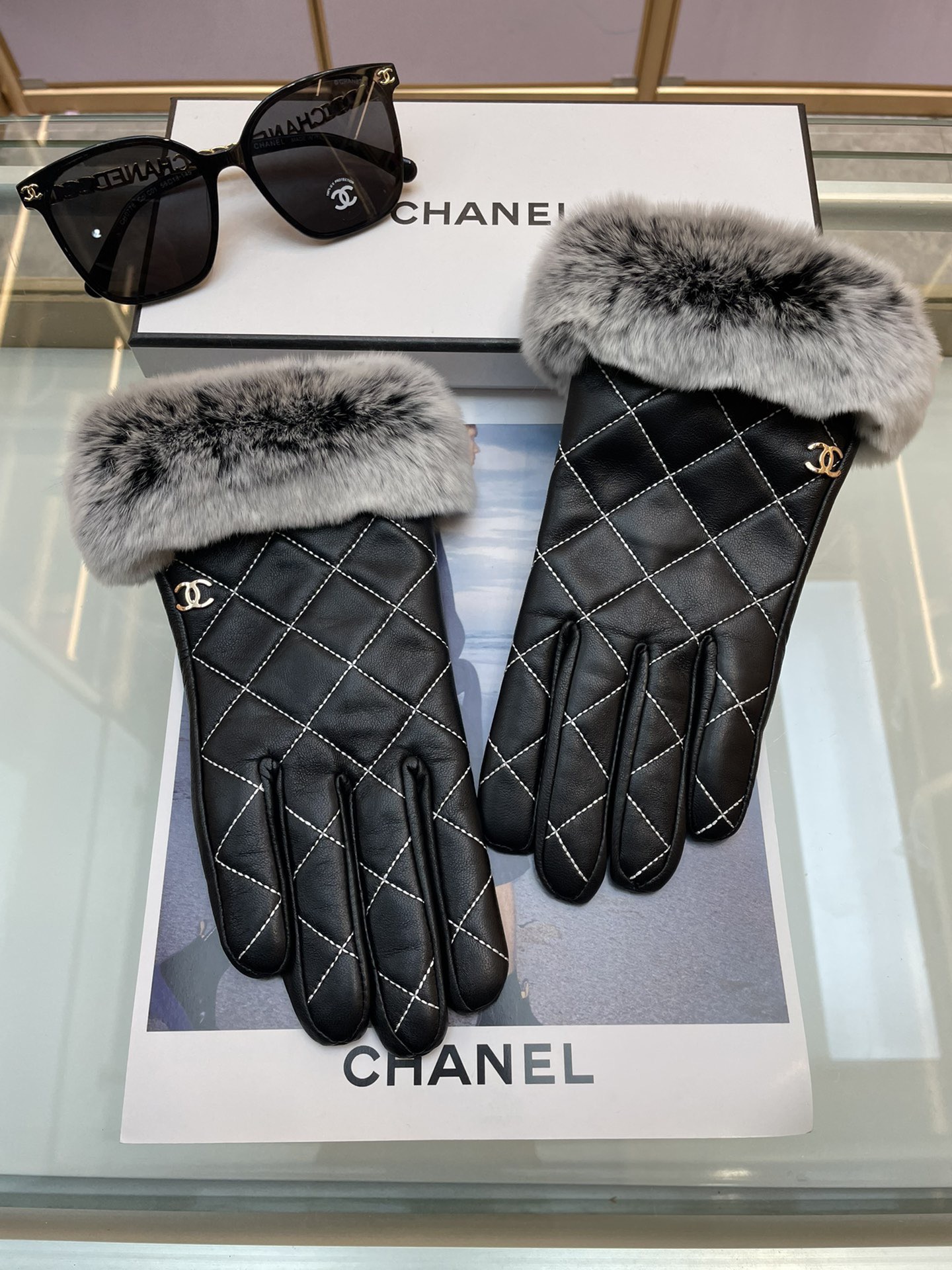 NO:701989,Chanel's new women's gloves, first-grade sheepskin, ultra-thin leather, warm and comfortable, soft and comfortable, special hand shape, superior texture, one-size-fits-all gloves, gloves, chanel, sheepskin, gloves19860909Chanel新款女士手套 一级羊皮 皮质超薄保暖舒适 柔软舒适 特显手型 质感超群 码数均码手套,手套,chanel,sheepskin,gloves,accessory
