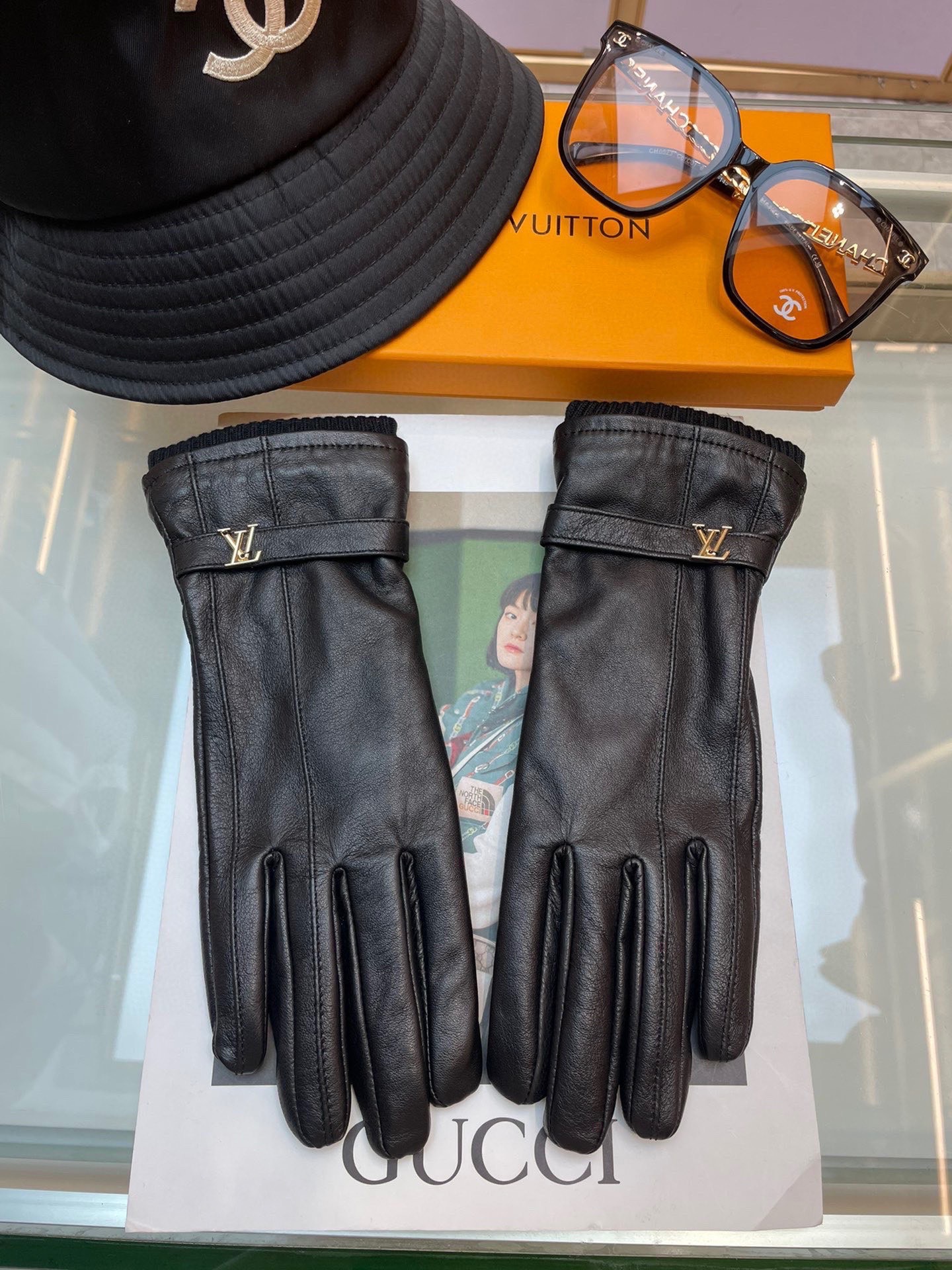NO:701981,Lv new women's gloves sheepskin leather ultra-thin soft and comfortable special hand shape superior texture size M L gloves, gloves, louis vuitton, sheepskin, gloves19860909Lv新款女士手套 羊皮 皮质超薄柔软舒适 特显手型 质感超群 码数 M L 手套,手套,louis vuitton,sheepskin,gloves,accessory