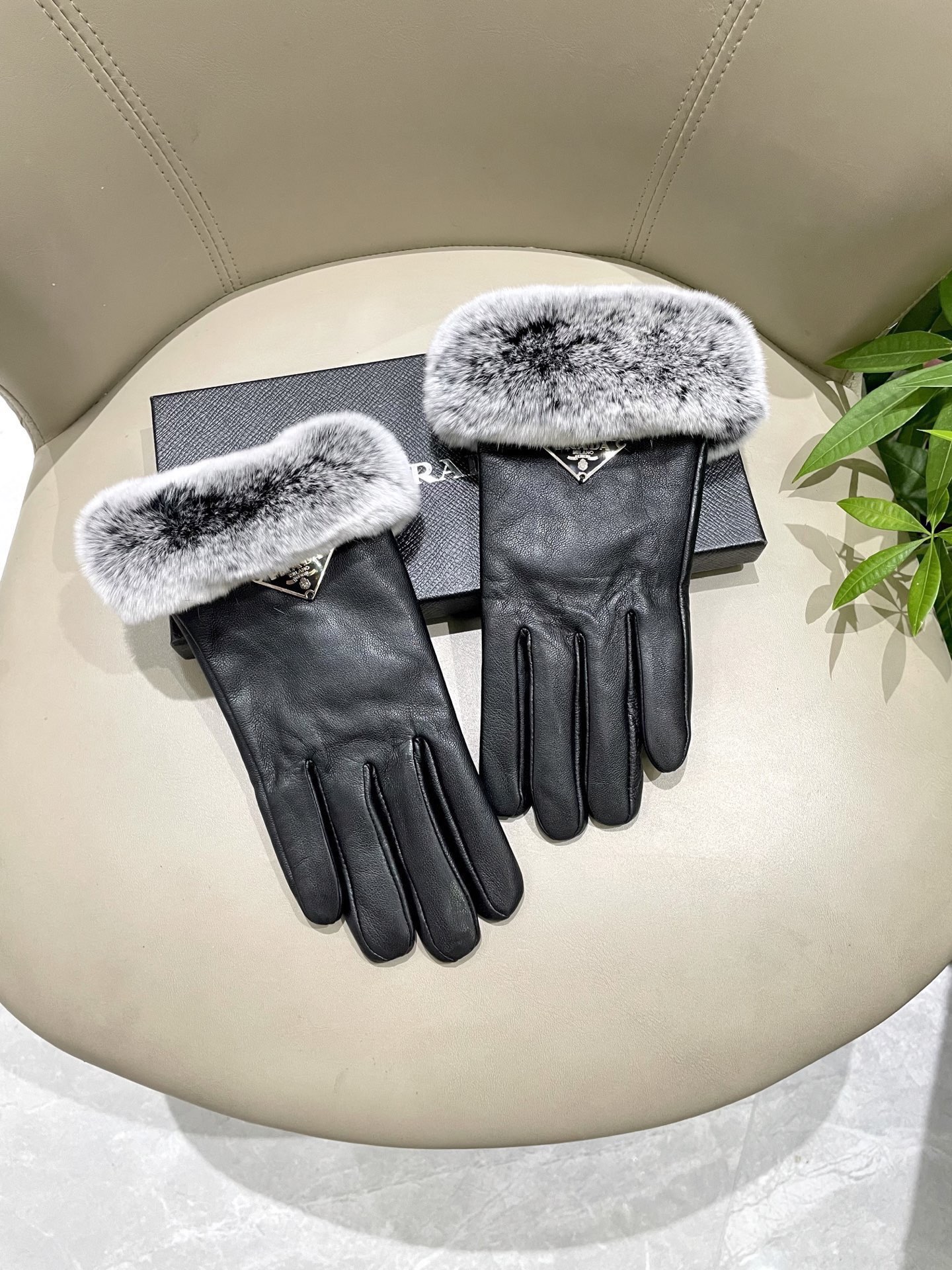 NO:702000,Prada's new gloves for women are a hot hit. They are super recommended. They are so beautiful to use. You must keep them for yourself. The leather is soft and delicate. Size L. Gloves, gloves, prada, gloves19860909普拉达女士新款手套 爆款到 超级推荐款 上手特美美 必须自留款 皮质柔软细腻 码数 L 手套,手套,prada,gloves,accessory