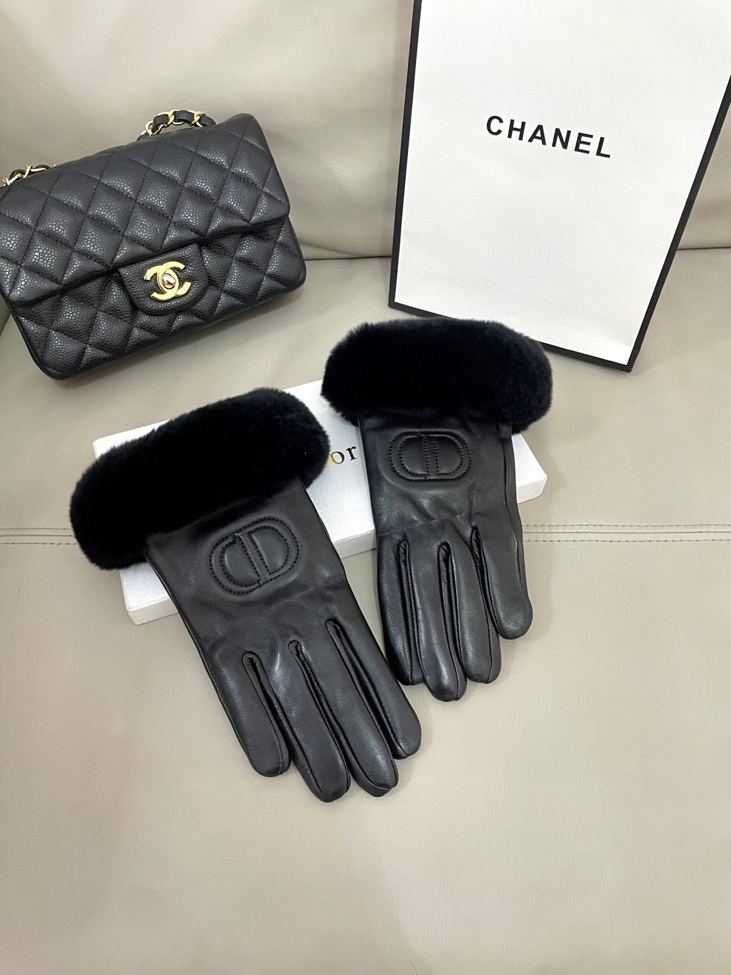 NO:702017,Embroidered touch screen women's gloves Dior original order quality】Official website synchronizes women's new high-end sheepskin gloves, the goddess's first choice. Don't miss 100% imported sheepskin. The leather is fine and soft. Look for imported sheepskin with a special feel and cashmere lining for better warmth. Top-notch workmanship. No detail is spared. Authentic open version. Counter one to one size L gloves, gloves, dior, sheepskin, gloves19860909刺绣触屏女款手套Dior 原单品质】官网同步女士新款高档羊皮手套女神首选 不可错过百分百选用进口羊皮 皮质细腻柔软 认准进口羊皮特有手感羊绒内里保暖更佳 顶级做工任何细节都不放过正品开版 专柜一比一 码数L手套,手套,dior,sheepskin,gloves,accessory