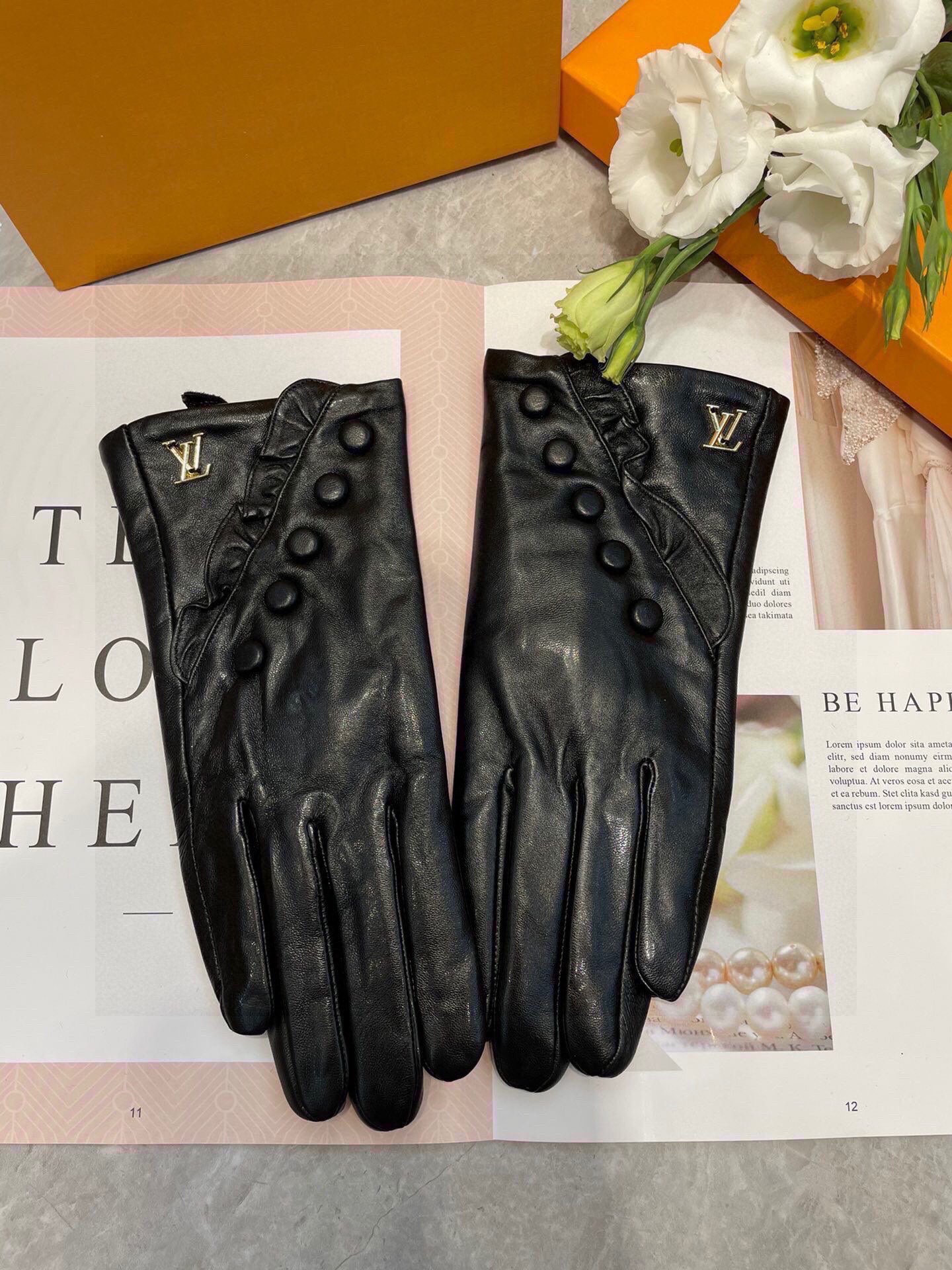 NO:702025,Popular style has arrived. Ysl's popular women's leather gloves, first-grade sheepskin, simple and elegant static style with small LOGO buckle, super soft and cashmere lining for comfortable wearing gloves, gloves, saint laurent, sheepskin, gloves19860909爆款到货 Ysl火爆朋友圈的女式真皮手套,一级羊皮 简单大方的静面款式添加小LOGO扣,超柔加羊绒内里佩戴舒适手套,手套,saint laurent,sheepskin,gloves,accessory