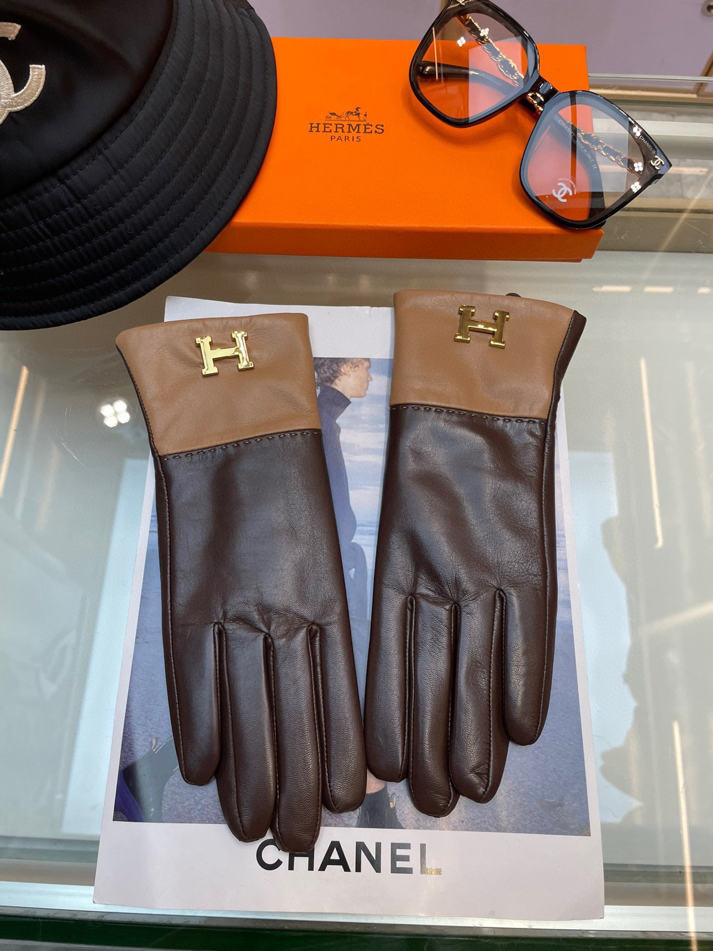 NO:702016,Hermès' hot style arrives [Imported Leather Top Original] The official website synchronizes the new high-end sheepskin gloves for women, which are 100% made of imported lambskin with sheepskin lining. The leather is bright and full, soft and delicate. The feel is first-class and the imported sheepskin has a unique feel. Original hardware. Top-notch workmanship. No detail is spared. Authentic version. Purchasing level. Counter one-to-one. Comes with packaging box. Size M L. Gloves, gloves, hermes, sheepskin, gloves.19860909爱马仕爆款到【进口皮 顶级原单】官网同步女士新款高档羊皮手套百分百选用进口小羊皮 内里羊丝里 皮质光泽鲜亮饱满 柔软细腻 手感一流认准进口羊皮特有手感原版五金 顶级做工任何细节都不放过正品开版 代购级别 专柜一比一 配包装盒 码数M L手套,手套,hermes,sheepskin,gloves,accessory