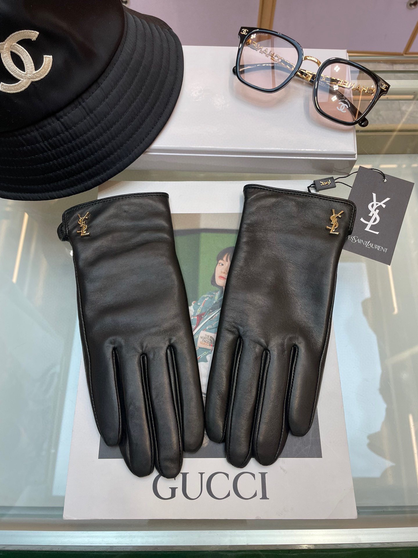 NO:702018,Hot item to YSL [Top original order] The official website synchronizes the new high-end sheepskin gloves for women, which are 100% made of imported lambskin. The inner cashmere is better for warmth and comfort. The leather is bright and full, soft and delicate. The feel is first-class. Look for the imported sheepskin with a unique feel. Original hardware. Top-notch workmanship. No detail is spared. Genuine version. Purchasing level. One-to-one counter. Comes with packaging box. Size L gloves, gloves, saint laurent, sheepskin, gloves.19860909爆款到 YSL【顶级原单】官网同步女士新款高档羊皮手套百分百选用进口小羊皮 内里羊绒 保暖舒适更佳 皮质光泽鲜亮饱满 柔软细腻 手感一流认准进口羊皮特有手感原版五金 顶级做工任何细节都不放过正品开版 代购级别 专柜一比一 配包装盒 码数L手套,手套,saint laurent,sheepskin,gloves,accessory
