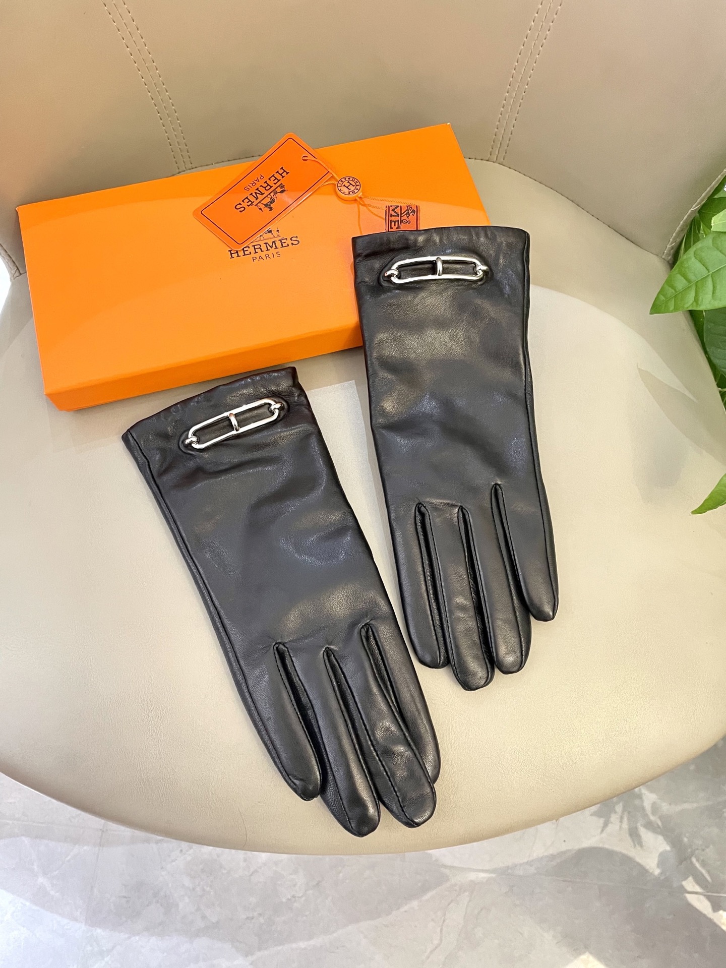 NO:702041,The new Hermès women's model has arrived [Imported leather, top original order] The official website synchronizes the new high-end sheepskin gloves for women, which are 100% made of imported lambskin. Sheep silk lining. The leather is bright and full, soft and delicate. It feels first-class. Look for the imported sheepskin with a unique feel. Original hardware. Top-notch workmanship. No detail is spared. Genuine version. Purchasing level. Counter one-to-one. Comes with packaging box. Gloves, gloves, hermes, sheepskin, gloves.19860909爱马仕女士新款到【进口皮 顶级原单】官网同步女士新款高档羊皮手套百分百选用进口小羊皮 内里羊丝里 皮质光泽鲜亮饱满 柔软细腻 手感一流认准进口羊皮特有手感原版五金 顶级做工任何细节都不放过正品开版 代购级别 专柜一比一 配包装盒 码数L手套,手套,hermes,sheepskin,gloves,accessory