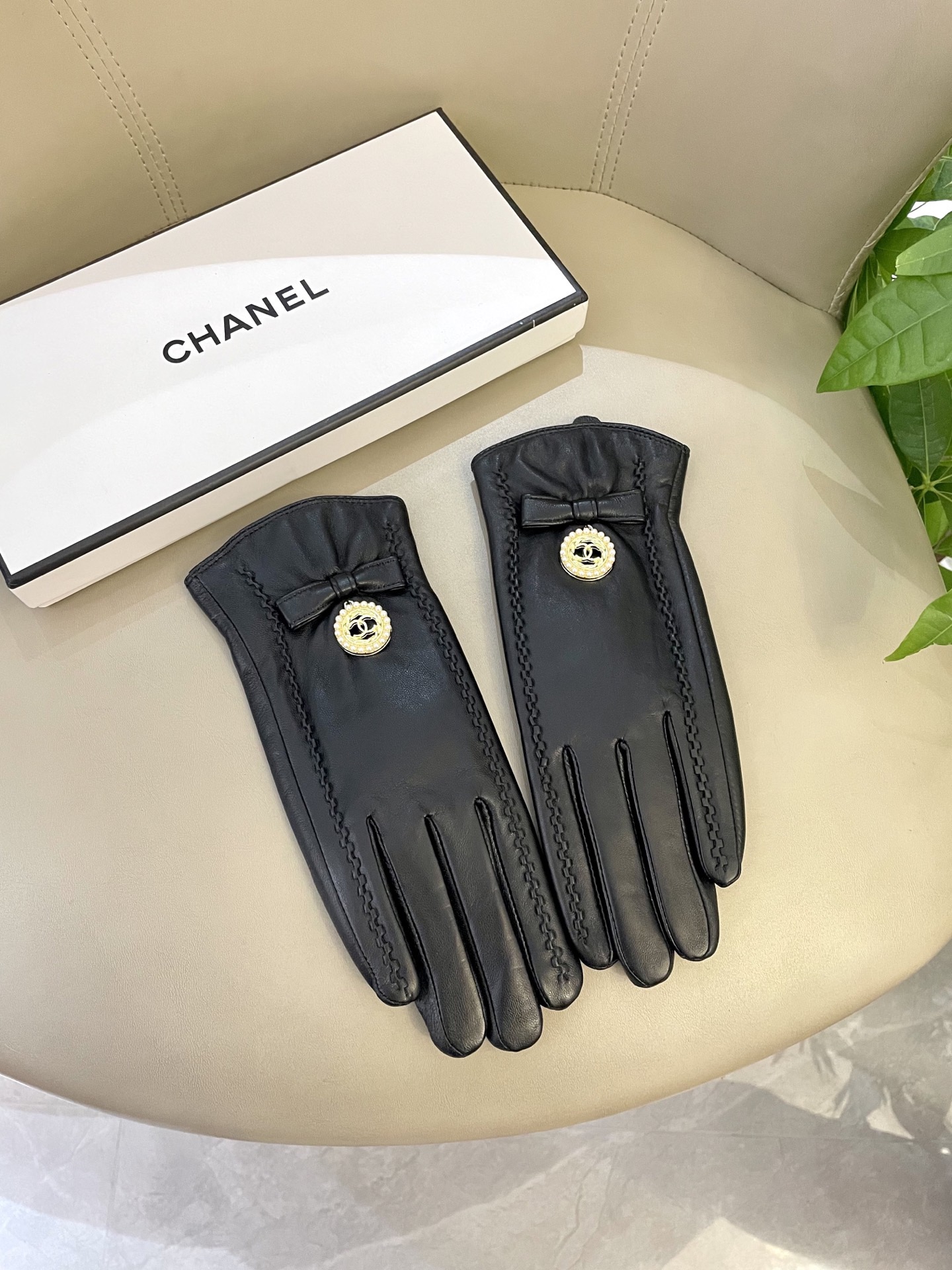 NO:702043,Popular style has arrived. Chanel's popular women's leather gloves, first-grade sheepskin, simple and elegant static style with small LOGO buckle, super soft and cashmere lining for comfortable wearing gloves, gloves, chanel, sheepskin, gloves19860909爆款到货 Chanel火爆朋友圈的女式真皮手套,一级羊皮 简单大方的静面款式添加小LOGO扣,超柔加羊绒内里佩戴舒适手套,手套,chanel,sheepskin,gloves,accessory