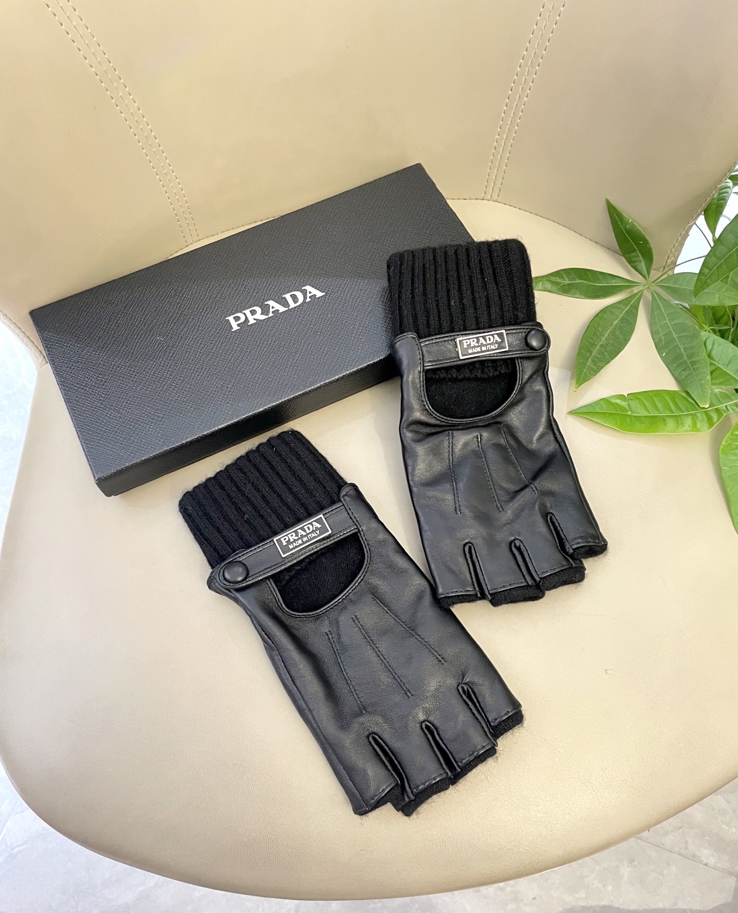 NO:702049,Prada's new fingerless men's gloves, high-end sheepskin gloves, the first choice for stylish men when driving. Don't miss 100% imported sheepskin. The leather is fine and soft. Look for the imported sheepskin's unique feel and cashmere lining to keep warm. Top-notch workmanship. No detail is spared. Authentic version. Counter one-to-one size Xl gloves, gloves, prada, sheepskin, gloves19860909普拉达新款露指男士手套 高档羊皮手套 型男开车首选 不可错过百分百选用进口羊皮 皮质细腻柔软 认准进口羊皮特有手感羊绒内里保暖更佳 顶级做工任何细节都不放过正品开版 专柜一比一 码数Xl手套,手套,prada,sheepskin,gloves,accessory