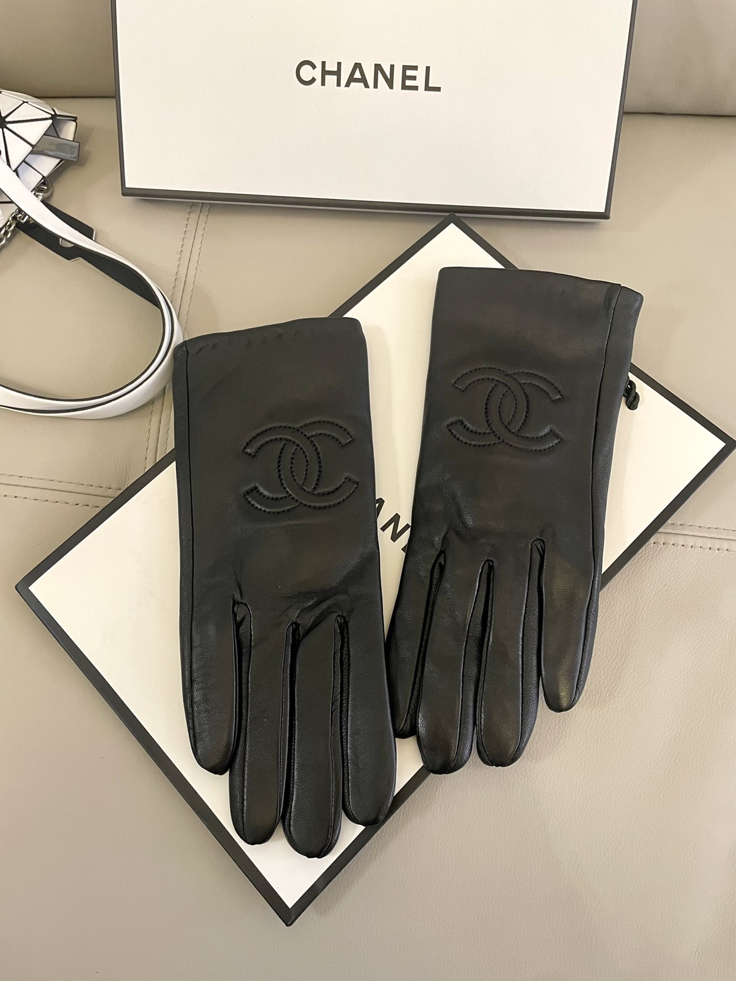 NO:702033,Chanel's new women's gloves, first-grade sheepskin, ultra-thin leather, soft and comfortable, special hand shape, superior texture, size, one-size-fits-all gloves, gloves, chanel, sheepskin, gloves19860909香奈儿新款女士手套 一级羊皮 皮质超薄柔软舒适 特显手型 质感超群 码数 均码手套,手套,chanel,sheepskin,gloves,accessory