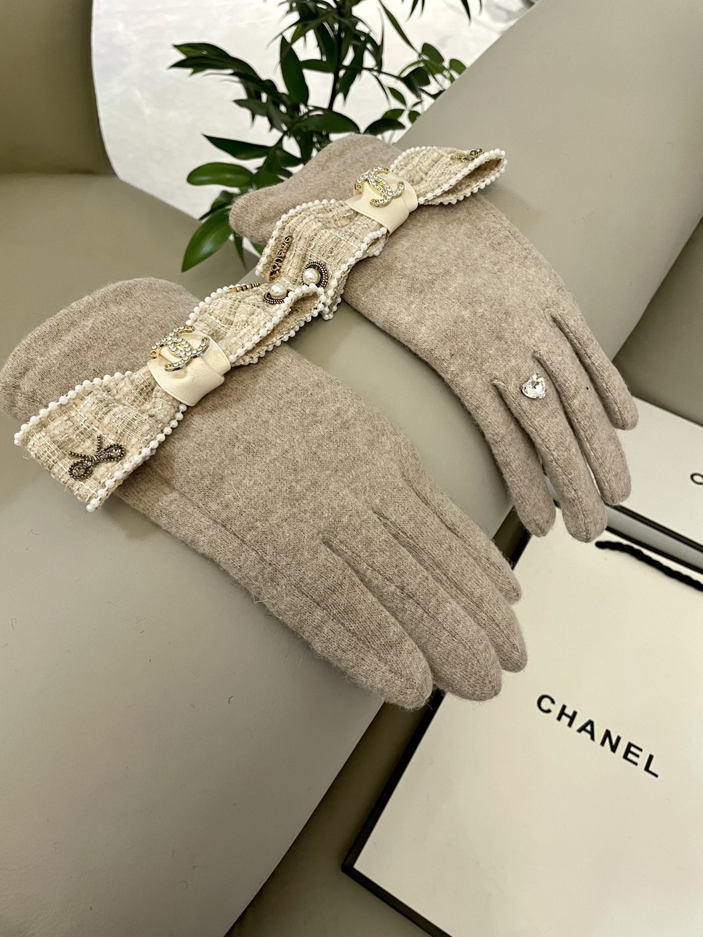 NO:701817,Chanel's new wool gloves feel softer, finer and creamier. They are skin-friendly, have better heat retention and natural dyes, and are dyed at low temperature. They present the purest, richest and fullest colors. The color fastness has been tested and have excellent warmth retention. They are soft to the touch and feel velvety and velvety to the touch, making you want to put them down. The most important functions are touch screen gloves and quality levers. With 2-finger touch screen. One-size-fits-all gloves, gloves, chanel, gloves.19860909香奈儿新款羊毛手套 手感更软细糯腻 亲肤,保性暖更好天然染料,低温染色 呈最现纯粹,浓郁饱的满颜色,色牢度经检过测,保暖性极佳 柔软的触感,摸起来带绒有绒感,令人爱释不手.最主要的能功是触屏手套、质杠量杆滴 .带2指触屏 码数 均码手套,手套,chanel,gloves,accessory