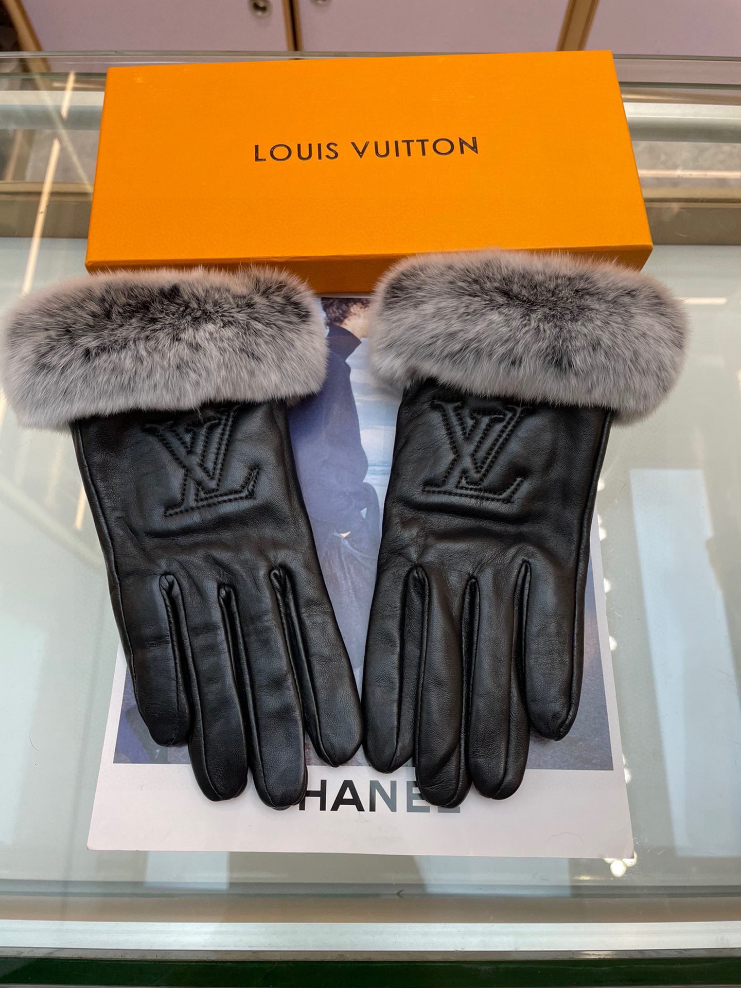 NO:701806,Embroidered touch screen women's gloves LV [original order quality] The official website synchronizes the new high-end sheepskin gloves for goddesses. Don't miss it. 100% imported sheepskin. The leather is fine and soft. Look for the imported sheepskin with a special feel and cashmere lining to keep warm. Top-notch workmanship. No detail is spared. Genuine version. Counter one to one size L gloves, gloves, louis vuitton, sheepskin, gloves19860909刺绣触屏女款手套LV【原单品质】官网同步女士新款高档羊皮手套女神首选 不可错过百分百选用进口羊皮 皮质细腻柔软 认准进口羊皮特有手感羊绒内里保暖更佳 顶级做工任何细节都不放过正品开版 专柜一比一 码数L手套,手套,louis vuitton,sheepskin,gloves,accessory