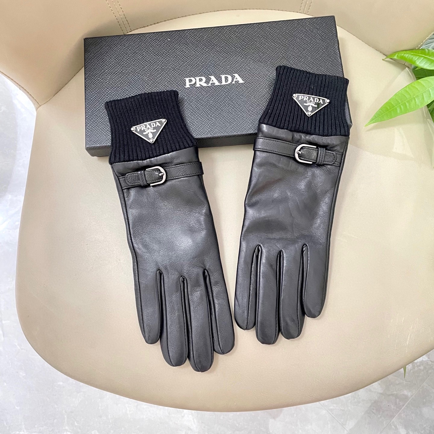 NO:701815,Popular style has arrived. Prada's popular women's leather gloves, first-grade sheepskin, simple and elegant static style with small LOGO buckle, super soft and cashmere lining for comfortable wearing gloves, gloves, prada, sheepskin, gloves19860909爆款到货 普拉达火爆朋友圈的女式真皮手套,一级羊皮 简单大方的静面款式添加小LOGO扣,超柔加羊绒内里佩戴舒适手套,手套,prada,sheepskin,gloves,accessory