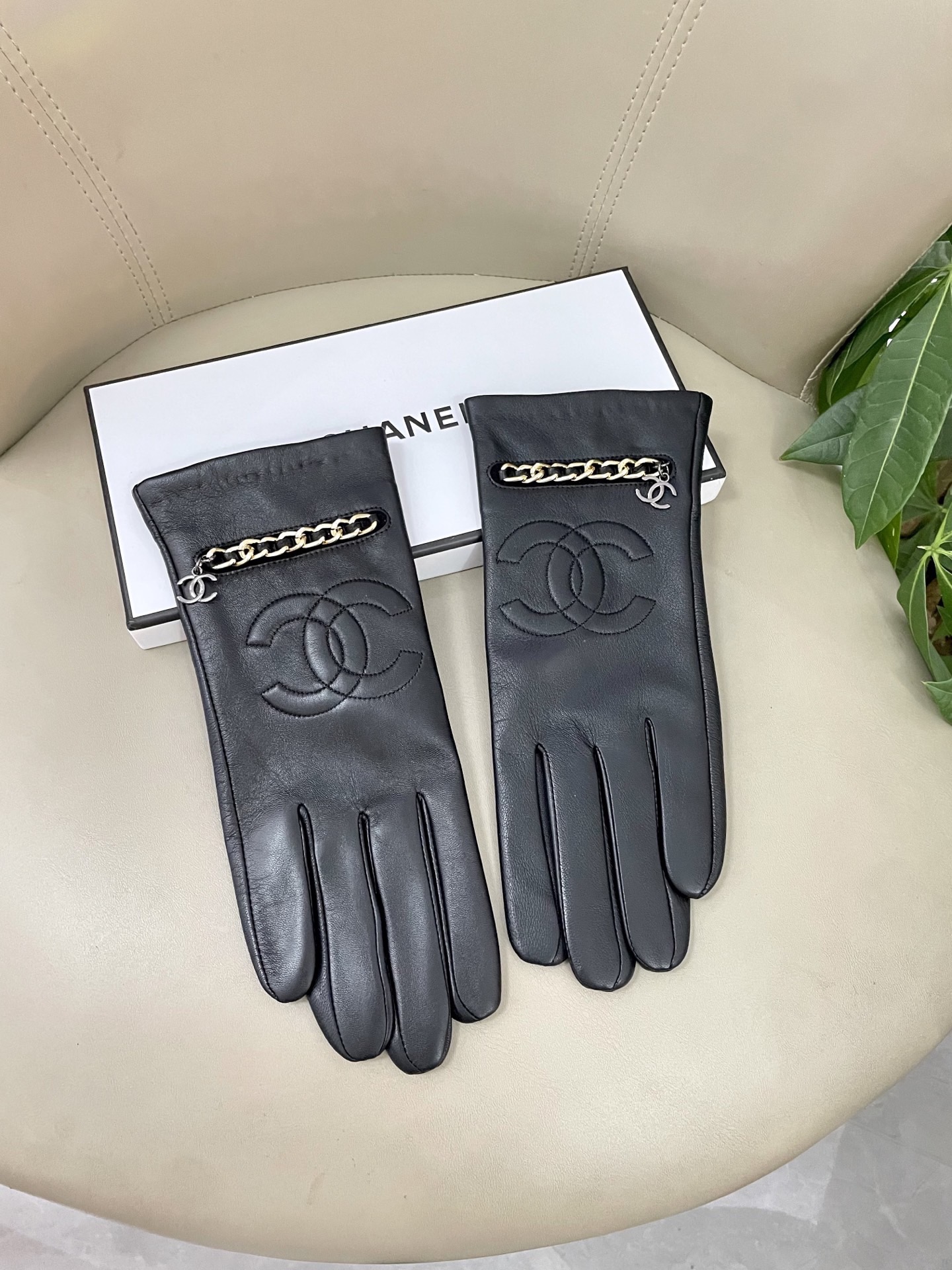 NO:718433,Chanel's hot style arrives [top original order] The official website synchronizes the new high-end sheepskin gloves for women, which are 100% made of imported lambskin. Sheep silk lining. The leather is bright and full, soft and delicate. The feel is first-class. Look for the imported sheepskin with a unique feel. Original hardware. Top-notch workmanship. No detail is spared. Genuine version. Purchasing level. Counter one to one. Comes with packaging box. Size M L gloves, gloves, chanel, sheepskin, gloves.19860909Chanel爆款到【顶级原单】官网同步女士新款高档羊皮手套百分百选用进口小羊皮 内里羊丝里 皮质光泽鲜亮饱满 柔软细腻 手感一流认准进口羊皮特有手感原版五金 顶级做工任何细节都不放过正品开版 代购级别 专柜一比一 配包装盒 码数M L手套,手套,chanel,sheepskin,gloves,accessory