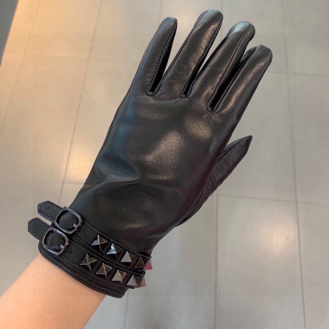 NO:718436,Valentino's new women's gloves, sheepskin, ultra-thin leather, soft and comfortable, special hand shape, superior texture, size, one-size-fits-all gloves, gloves, valentino, sheepskin, gloves19860909华伦天奴新款女士手套 羊皮 皮质超薄柔软舒适 特显手型 质感超群 码数 均码手套,手套,valentino,sheepskin,gloves,accessory