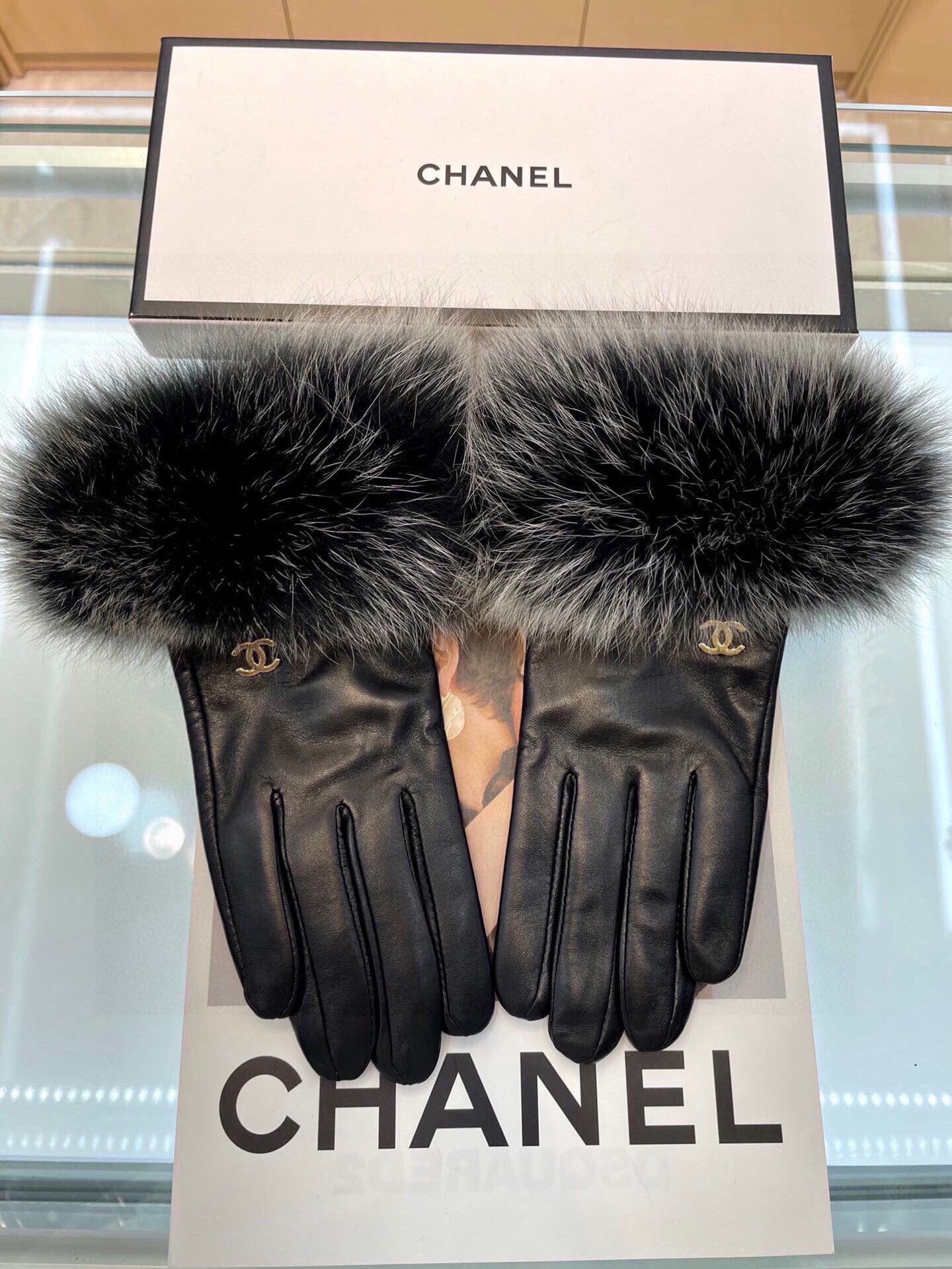 NO:718438,Chanel original single-tail gloves exported from Italy, made of top-grade white goatskin fox fur. Note that it is real fox fur. It is definitely a lady's style. It feels softer and more delicate. It is skin-friendly and has better warmth retention. Natural dyes and low-temperature dyeing present the purest, richest and fullest color. The color fastness has been tested and the warmth retention is excellent. Soft touch, with a velvety feel to the touch, which makes people love it. Gloves, gloves, chanel, sheepskin, gloves19860909意大利出口香奈儿原单尾单手套,采用顶级白山羊皮狐狸毛 注意是真狐狸毛额 ,绝对贵妇款 手感更软糯细腻 亲肤,保暖性更好天然染料,低温染色 呈现最纯粹,浓郁饱满的颜色,色牢度经过检测,保暖性极佳 柔软的触感,摸起来带有绒绒感,令人爱不释手.手套,手套,chanel,sheepskin,gloves,accessory