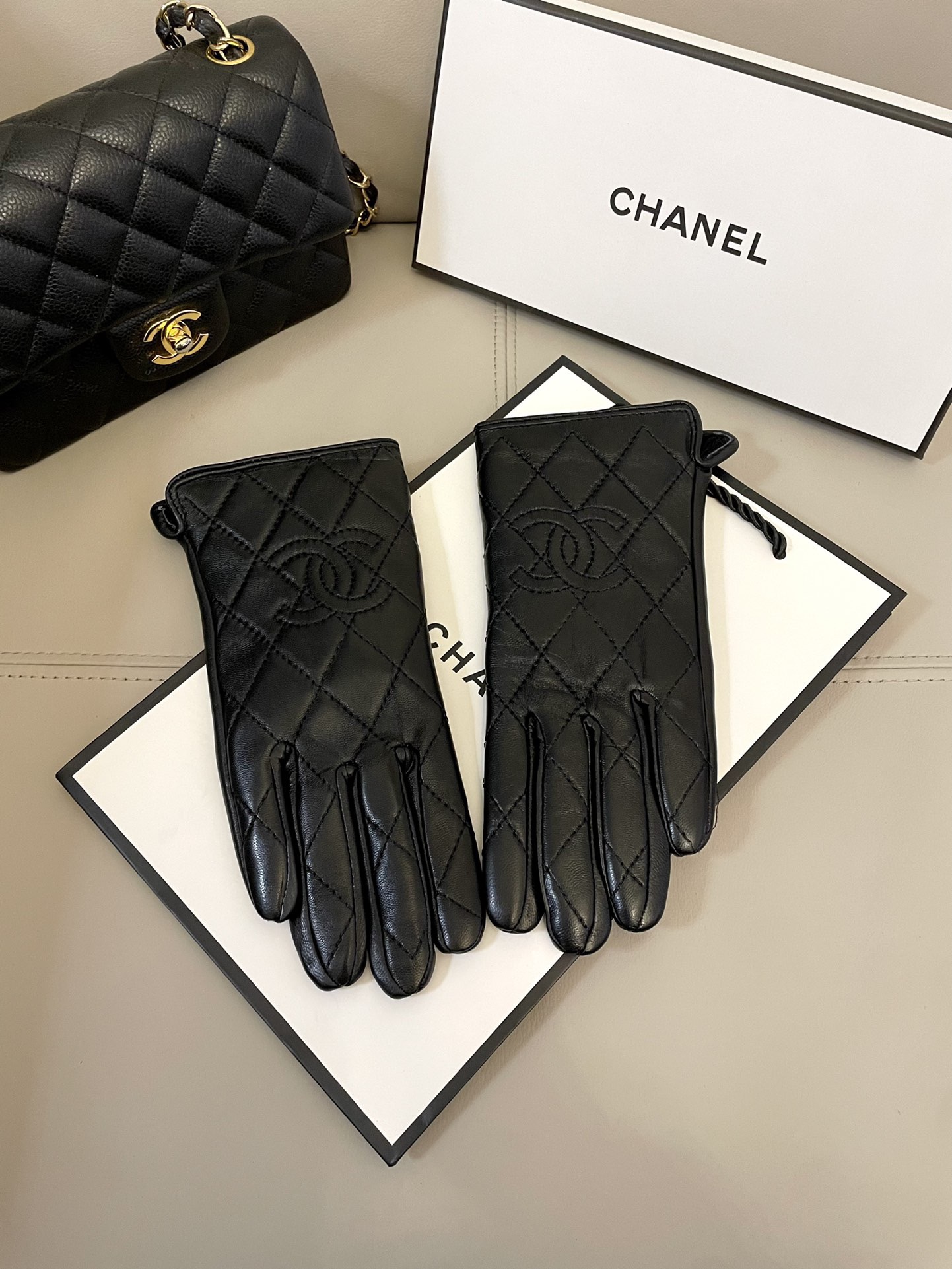 NO:718443,Chanel's new women's gloves, first-grade sheepskin, ultra-thin leather, soft and comfortable, special hand shape, superior texture, size, one-size-fits-all gloves, gloves, chanel, sheepskin, gloves19860909Chanel新款女士手套 一级羊皮 皮质超薄柔软舒适 特显手型 质感超群 码数 均码手套,手套,chanel,sheepskin,gloves,accessory