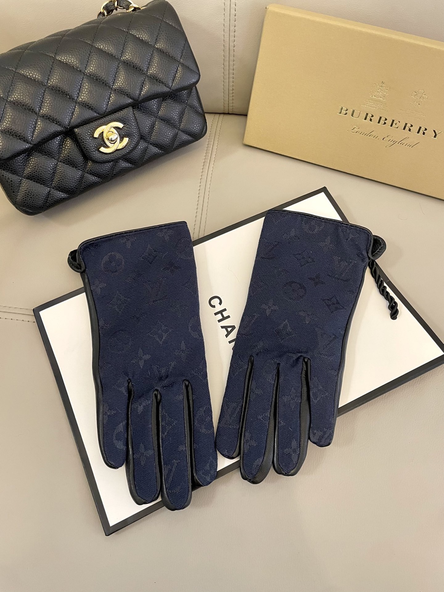 NO:718444,Lv's new cloth and leather gloves can touch the screen and look great with cashmere coats in autumn and winter. Selected high-quality cotton sheepskin is soft and delicate. The warmth retention effect is particularly good. Quality assurance. Fine workmanship. Lined with velvet lining. One-size-fits-all gloves, gloves, louis vuitton, sheepskin, gloves19860909Lv新款布配皮手套 可触屏秋冬季搭配羊绒大衣超好看 精选优质棉羊皮柔软细腻 保暖效果特别好品质保证 做工细致 内里绒里 码数均码手套,手套,louis vuitton,sheepskin,gloves,accessory