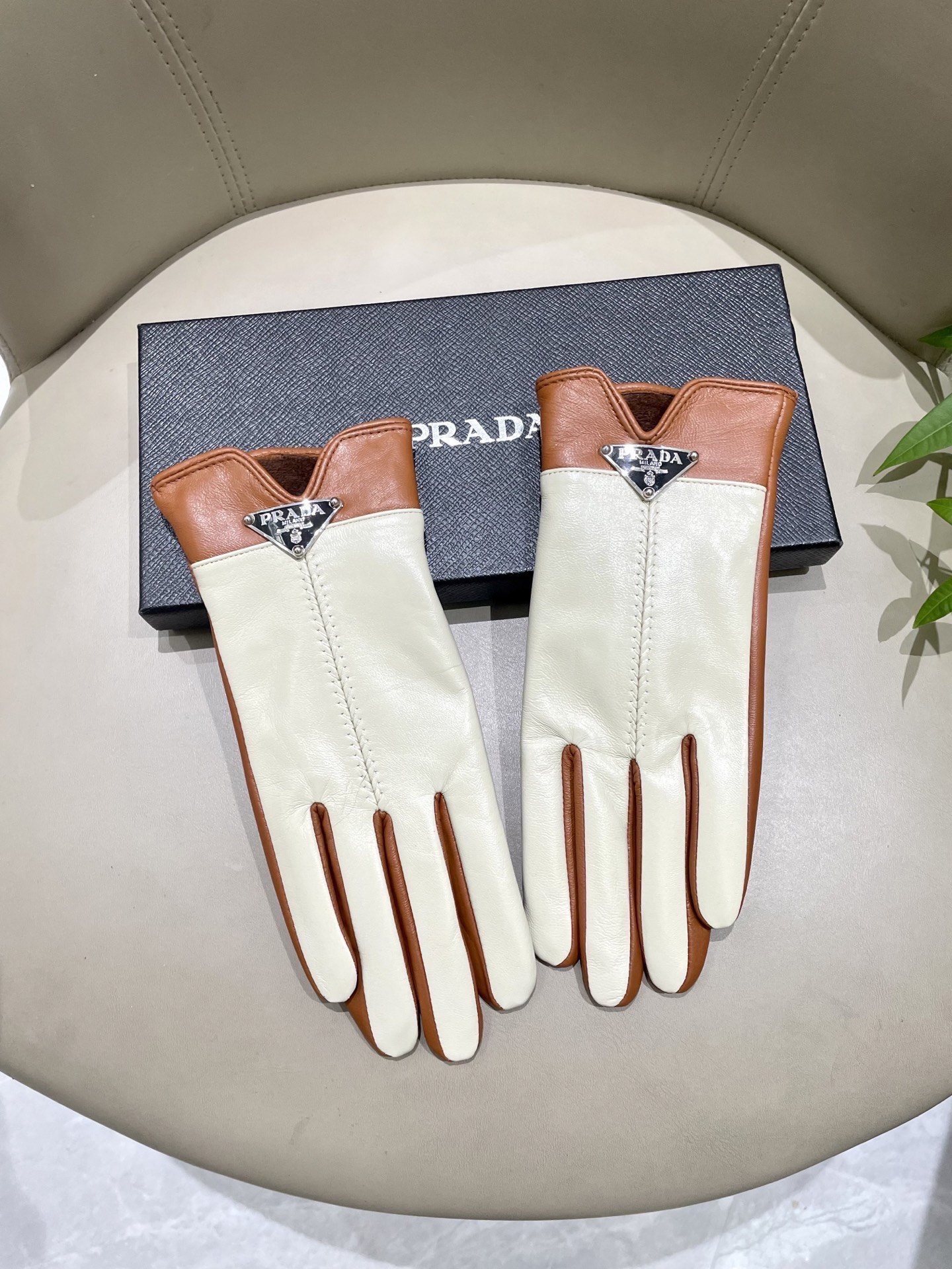 NO:718460,Prada's new gloves for women are a hot hit. They are super recommended. They are so beautiful to use. You must keep them for yourself. The leather is soft and delicate. Size L. Gloves, gloves, prada, gloves19860909普拉达女士新款手套 爆款到 超级推荐款 上手特美美 必须自留款 皮质柔软细腻 码数 L 手套,手套,prada,gloves,accessory