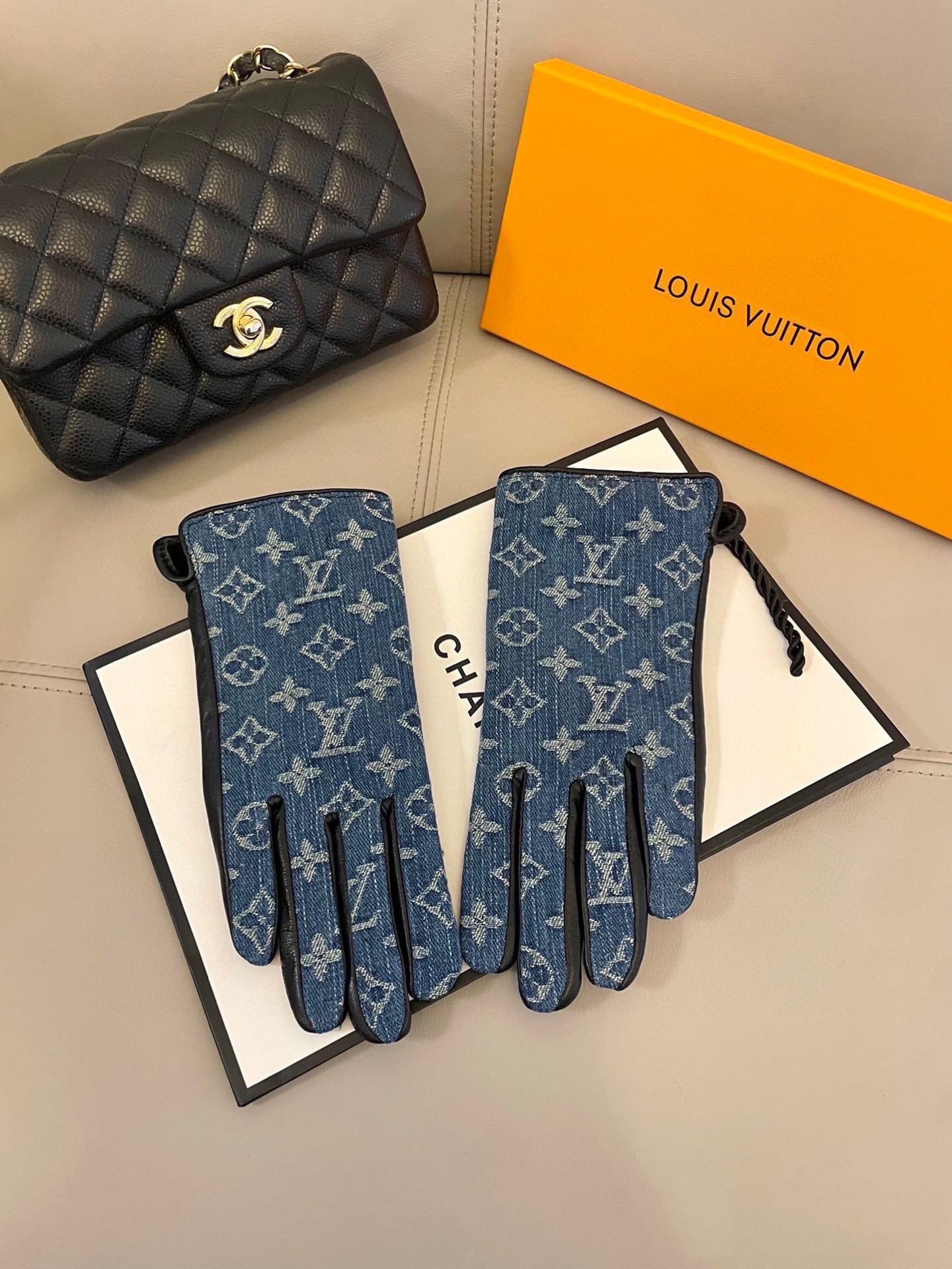 NO:718466,Lv's new cloth and leather gloves can touch the screen and look great with cashmere coats in autumn and winter. Selected high-quality cotton sheepskin is soft and delicate. The warmth retention effect is particularly good. Quality assurance. Fine workmanship. Lined with velvet lining. One-size-fits-all gloves, gloves, louis vuitton, sheepskin, gloves19860909Lv新款布配皮手套 可触屏秋冬季搭配羊绒大衣超好看 精选优质棉羊皮柔软细腻 保暖效果特别好品质保证 做工细致 内里绒里 码数均码手套,手套,louis vuitton,sheepskin,gloves,accessory