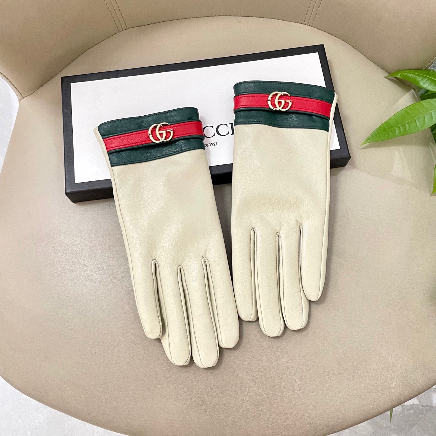 NO:718469,Popular style has arrived. Gucci's popular women's leather gloves, first-grade sheepskin, simple and elegant static style with small LOGO buckle, super soft and cashmere lining for comfortable wearing gloves, gloves, gucci, sheepskin, gloves19860909爆款到货 Gucci火爆朋友圈的女式真皮手套,一级羊皮 简单大方的静面款式添加小LOGO扣,超柔加羊绒内里佩戴舒适手套,手套,gucci,sheepskin,gloves,accessory