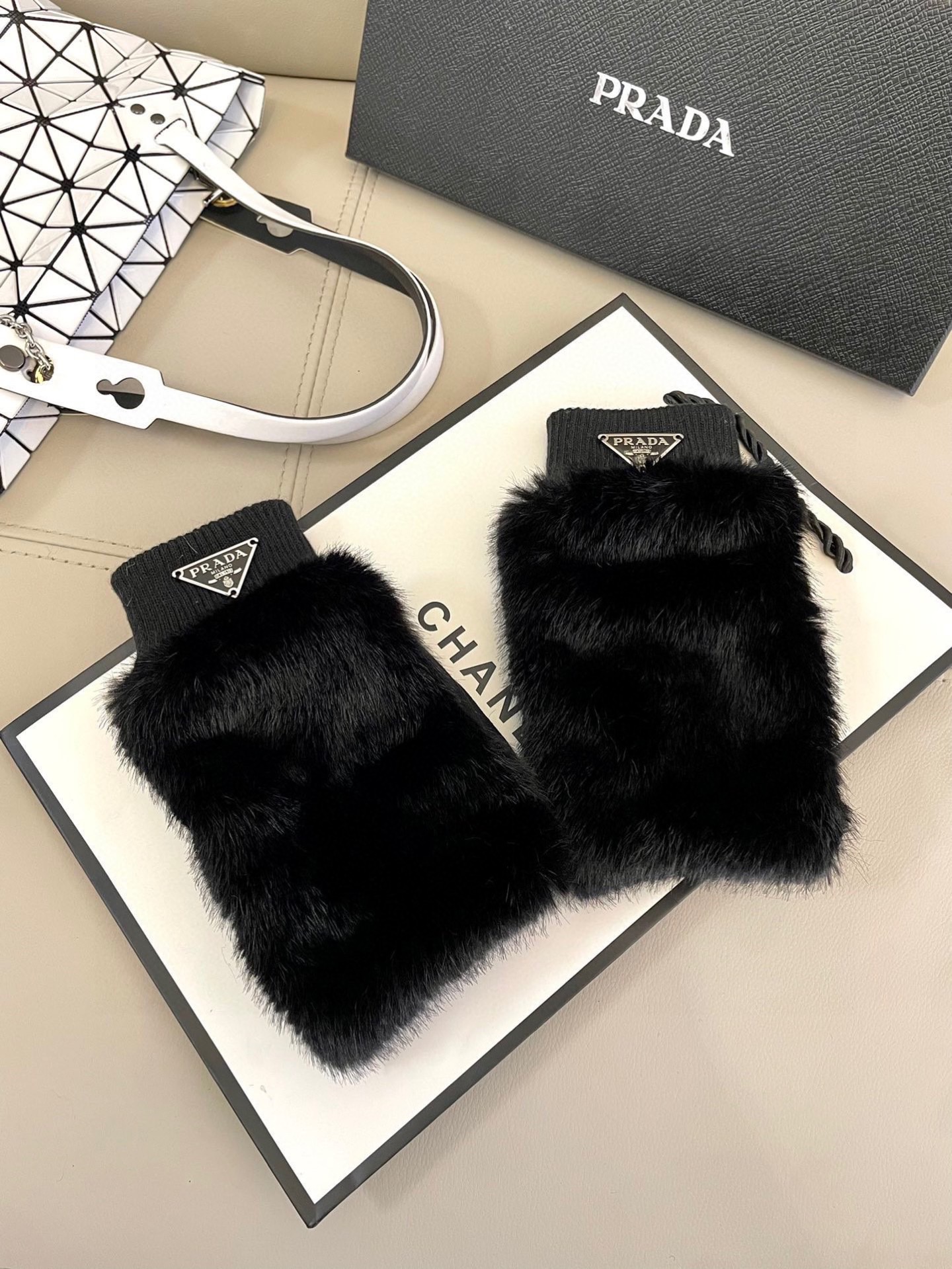 NO:718472,70 Prada autumn and winter women's gloves, wool gloves imitation mink, beautiful with coats in winter, one-size-fits-all gloves, gloves, prada, gloves1986090970 普拉达秋冬女手套羊毛手套仿貂绒 冬天搭配大衣美美哒 均码手套,手套,prada,gloves,accessory