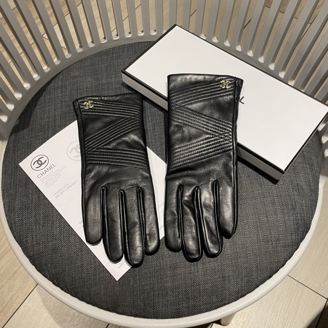 NO:718455,Chanel's popular women's leather gloves are made of touch-screen sheepskin imported from Ethiopia. The simple and elegant static style adds a small LOGO buckle. The small buckle adjusts the size. It is super soft and has a velvet lining for comfortable wearing. Gloves, gloves, chanel, sheepskin, gloves19860909Chanel火爆朋友圈的女式真皮手套,采用埃塞俄比亚进口触屏羊皮,简单大方的静面款式添加小LOGO扣,小扣调节大小,超柔加绒内里佩戴舒适手套,手套,chanel,sheepskin,gloves,accessory