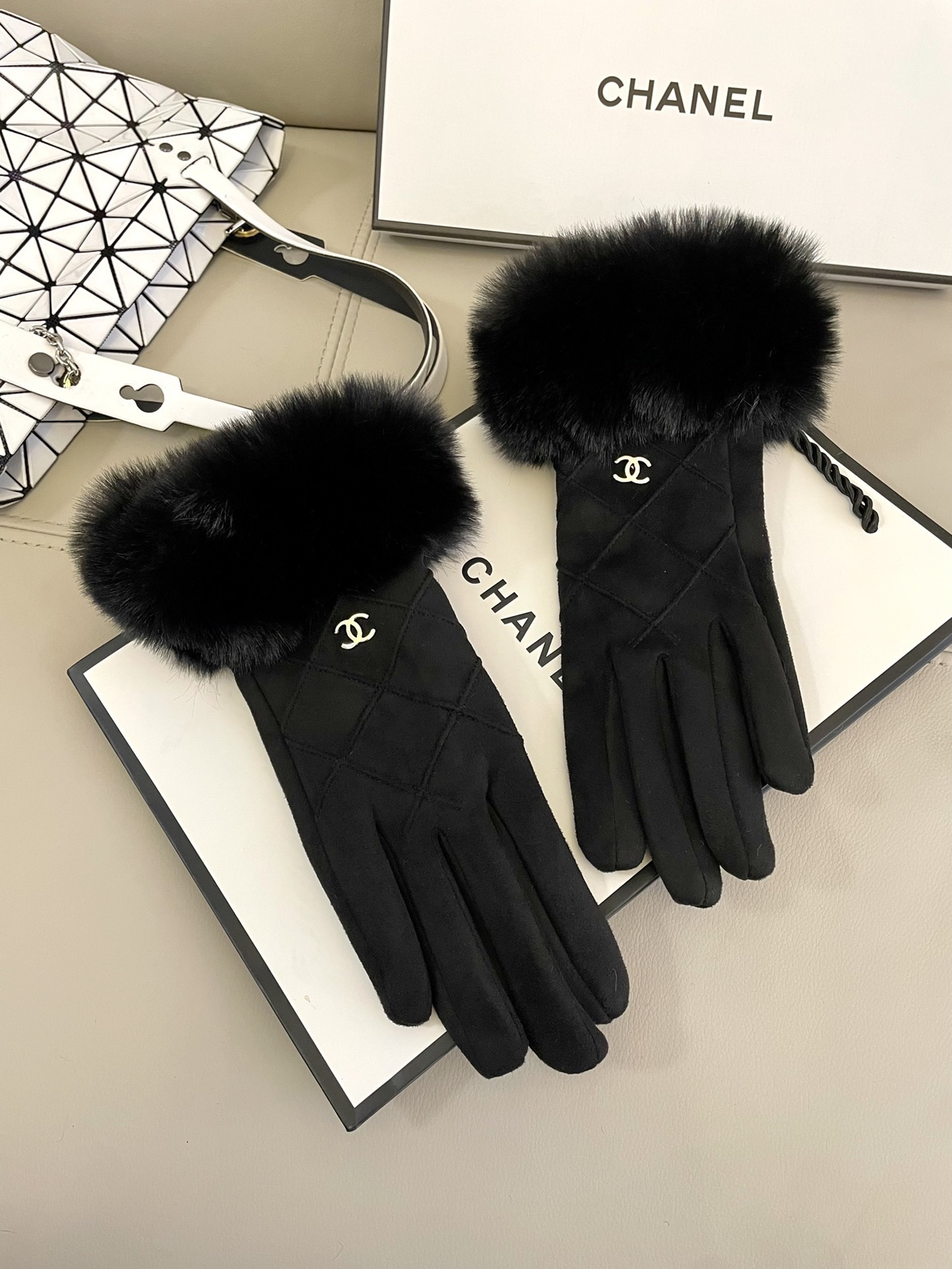 NO:718458,Chanel's new women's gloves. Cashmere gloves look great with coats. They show off the hand shape and have excellent texture. Size. One-size-fits-all gloves, gloves, chanel, gloves.19860909香奈儿新款女士手套 羊绒手套搭配大衣超美 特显手型 质感超群 码数 均码手套,手套,chanel,gloves,accessory