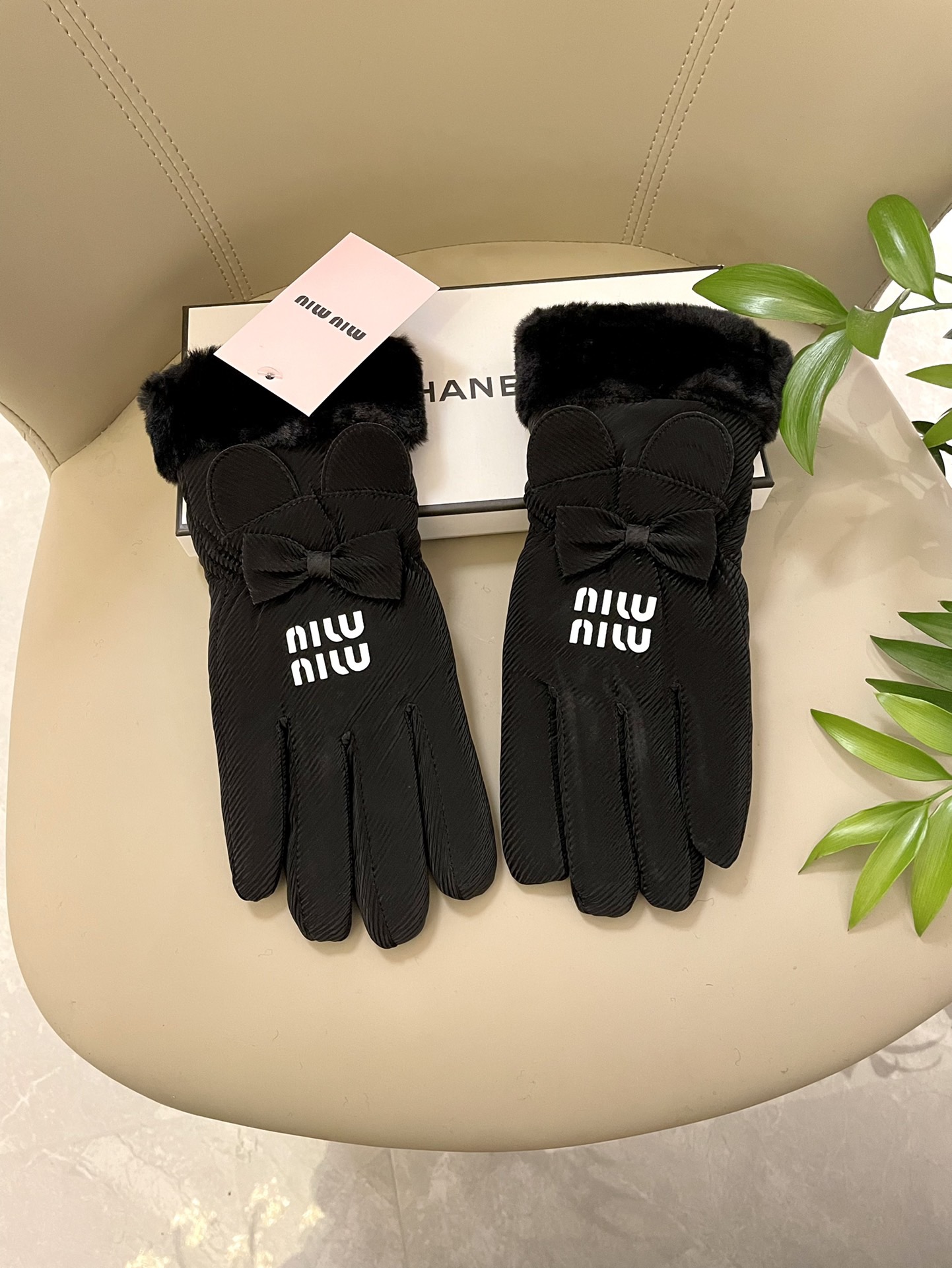 NO:718461,Miu Miu's new wool gloves feel softer, finer and waxier. They are skin-friendly, have better natural dyes and are dyed at low temperature. They present the purest, richest and fullest colors. The color fastness has been tested and have excellent warmth retention. They are soft to the touch and feel velvety to the touch, making you want to put them down. The most important functions are touch screen gloves and quality levers. With 2-finger touch screen, one-size-fits-all gloves, gloves, gloves.19860909缪缪新款羊毛手套 手感更软细糯腻 亲肤,保性暖更好天然染料,低温染色 呈最现纯粹,浓郁饱的满颜色,色牢度经检过测,保暖性极佳 柔软的触感,摸起来带绒有绒感,令人爱释不手.最主要的能功是触屏手套、质杠量杆滴 .带2指触屏 码数 均码手套,手套,gloves,accessory