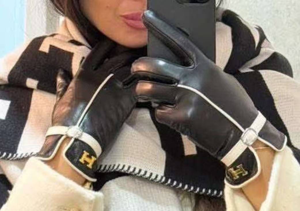 NO:718470,Hermès European new model [top original order] women's high-end gloves, 100% made of imported sheepskin, the leather is smooth, delicate and soft, the feel is first-class, look for the imported sheepskin, unique feel, original golden camellia flowers, top-notch workmanship, no details are spared, genuine open edition code number L gloves, gloves, hermes, sheepskin, gloves19860909爱马仕欧洲新款【顶级原单】女士高档手套 百分百选用进口羊皮 皮质光滑细腻柔软 手感一流认准进口羊皮特有手感原版金色山茶花朵顶级做工任何细节都不放过正品开版 码数 L手套,手套,hermes,sheepskin,gloves,accessory