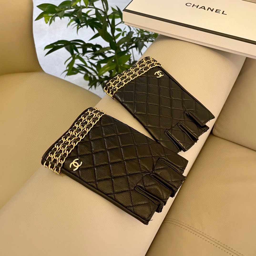 NO:718475,Hot style, super recommended, very beautiful to get, must keep for yourself [top original order] The official website synchronizes the new high-end woolen short gloves for women, 100% imported lambskin with sheepskin lining. The leather is bright and full, soft and delicate. The feel is first-class. Look for the imported sheepskin with a unique feel. Original hardware. Top-notch workmanship. No details are spared. Authentic open version. Purchasing level. Counter one to one. Comes with packaging box. Size M.  L gloves, gloves, sheepskin, gloves19860909爆款到 超级推荐款 上手特美美 必须自留款【顶级原单】官网同步女士新款高档毛呢短款手套百分百选用进口小羊皮 内里羊丝里 皮质光泽鲜亮饱满 柔软细腻 手感一流认准进口羊皮特有手感原版五金 顶级做工任何细节都不放过正品开版 代购级别 专柜一比一 配包装盒 码数 M L手套,手套,sheepskin,gloves,accessory