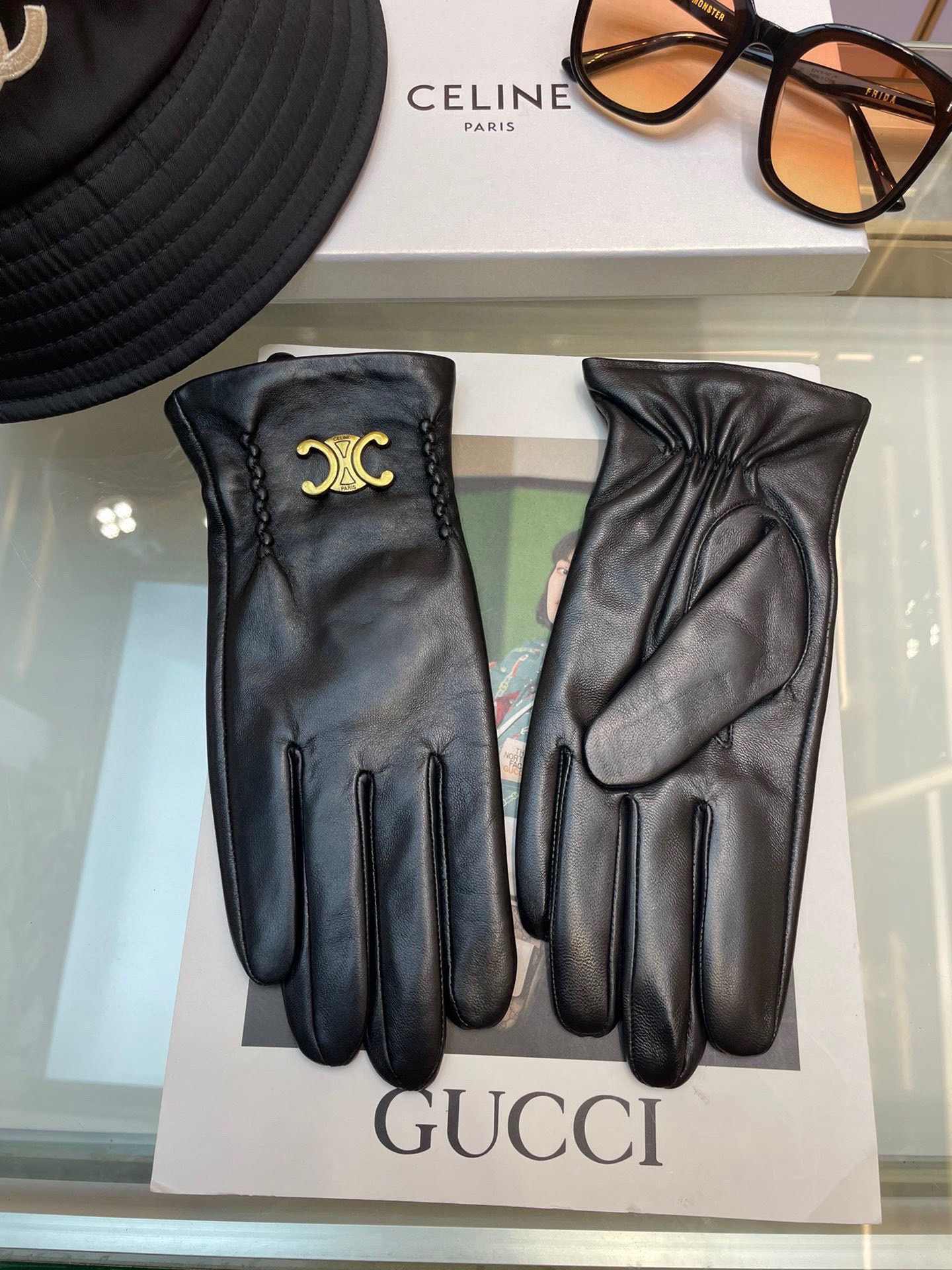 NO:718481,Exclusive first release of the new style. Ms. Celine's new high-end sheepskin gloves are the first choice for goddesses. Don't miss it. First-class sheepskin. The leather is fine and soft. The cashmere lining is better for warmth. It is a must-have for goddess Jimei. No detail is spared. No matter the size. Ml gloves, gloves, celine, sheepskin, gloves19860909新款独家首发 赛琳女士新款高档羊皮手套女神首选 不可错过 一级绵羊皮 皮质细腻柔软 羊绒内里保暖更佳 女神集美们们必备顶级做任何细节都不放过码数 码数 Ml手套,手套,celine,sheepskin,gloves,accessory