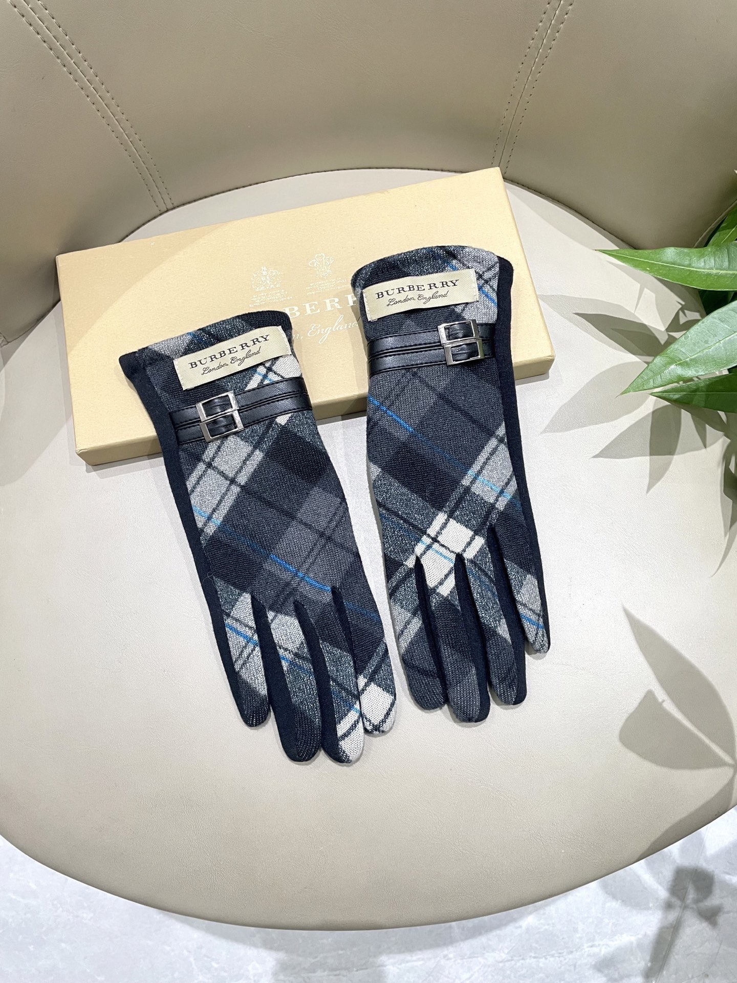 NO:718483,Burberry's new wool gloves are touch-screen and look great with cashmere coats in autumn and winter. Selected high-quality cotton sheepskin is soft and delicate, with particularly good thermal insulation effect. Quality assurance. Fine workmanship. Velvet lining. One-size-fits-all gloves, gloves, burberry, sheepskin, gloves.19860909巴宝莉新款羊毛手套 可触屏秋冬季搭配羊绒大衣超好看 精选优质棉羊皮柔软细腻 保暖效果特别好品质保证 做工细致 内里绒里 码数均码手套,手套,burberry,sheepskin,gloves,accessory