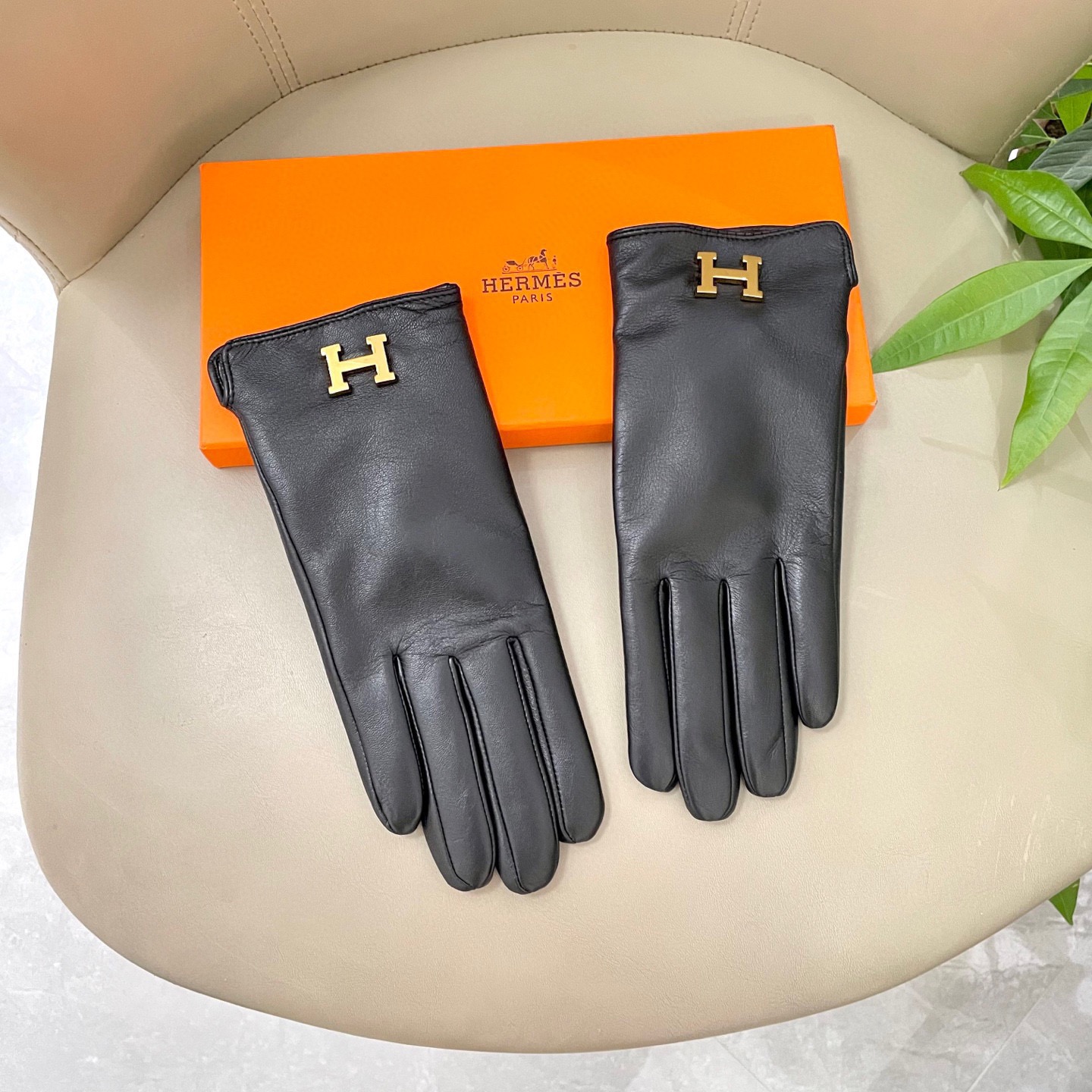 NO:718489,Hermès's most popular item is [Top Original]. The official website synchronizes the new high-end sheepskin gloves for women, which are 100% made of imported lambskin. Sheep silk lining. The leather is bright and full, soft and delicate. It has a first-class feel. Look for the imported sheepskin with a unique feel. Original hardware. Top-notch workmanship. No detail is spared. Genuine version. Purchasing level. Counter one to one. Comes with packaging box. Size L gloves, gloves, hermes, sheepskin, gloves.19860909爱马仕爆款到【顶级原单】官网同步女士新款高档羊皮手套百分百选用进口小羊皮 内里羊丝里 皮质光泽鲜亮饱满 柔软细腻 手感一流认准进口羊皮特有手感原版五金 顶级做工任何细节都不放过正品开版 代购级别 专柜一比一 配包装盒 码数L手套,手套,hermes,sheepskin,gloves,accessory